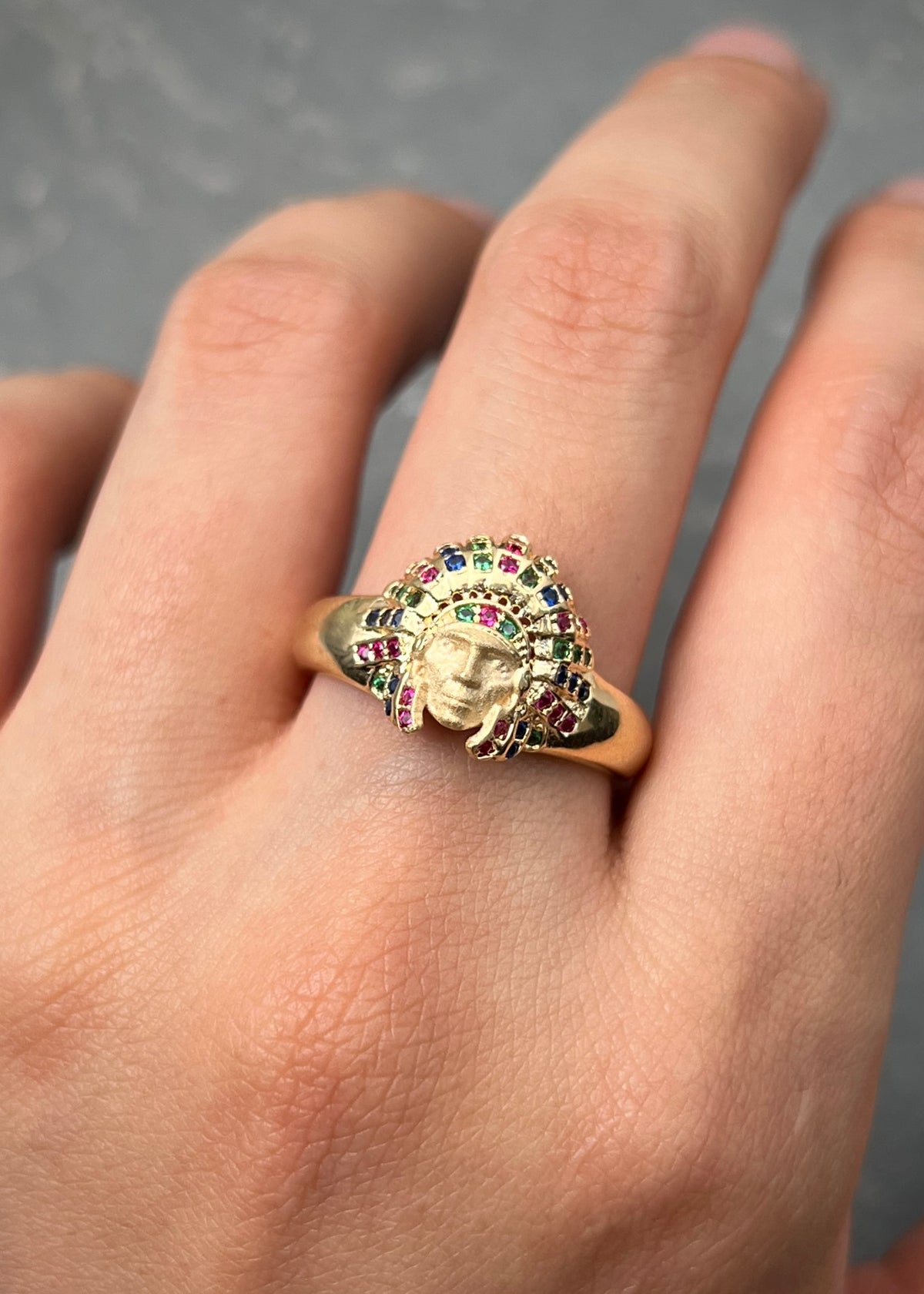 Anillo Indio con Swarovski Multicolor 3.75gr / Talla 8 1/2 — Oro Amarillo