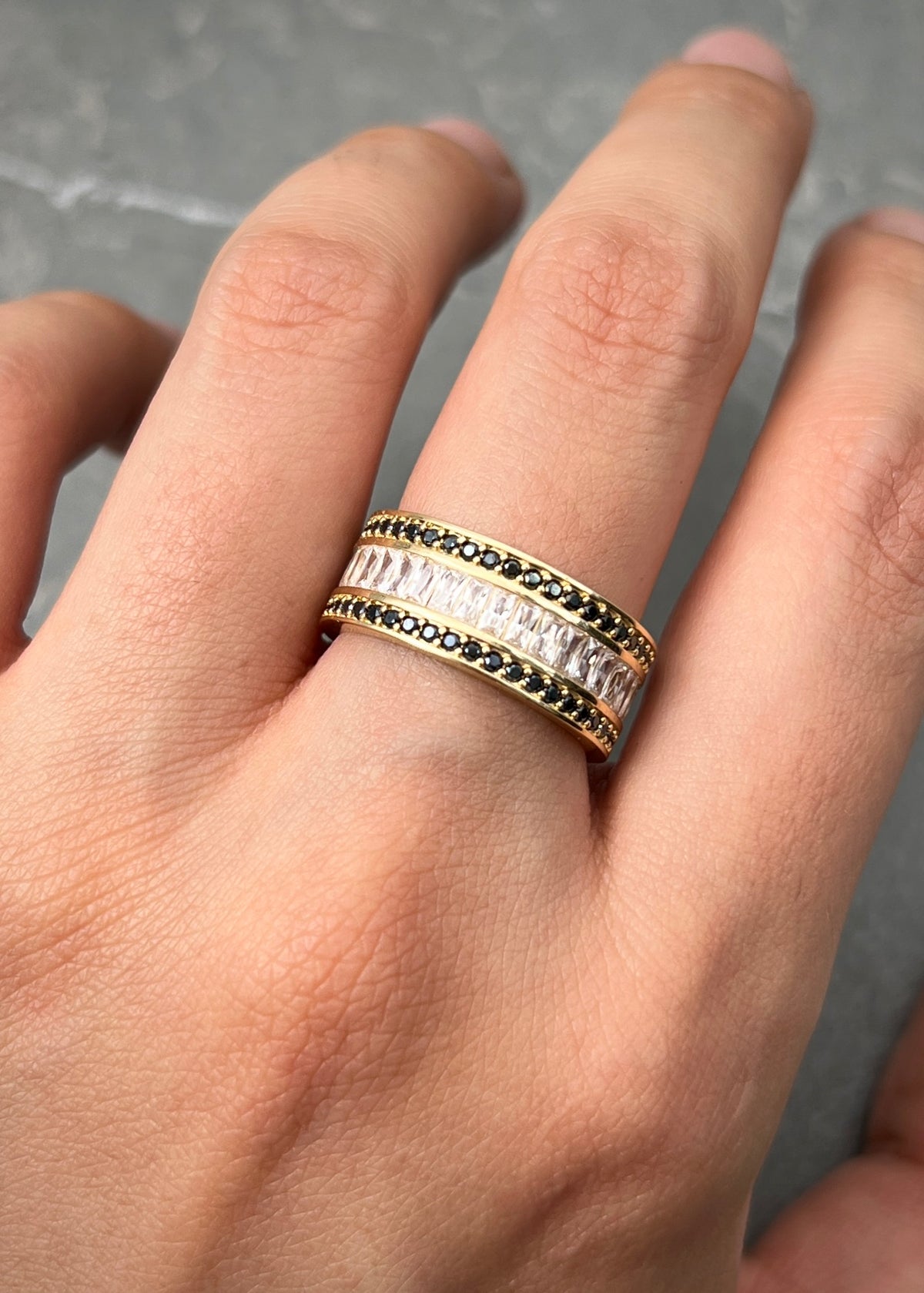 Argolla con Swarovski Negro y Blanco 6.8gr / Talla 6 1/2 — Oro Amarillo