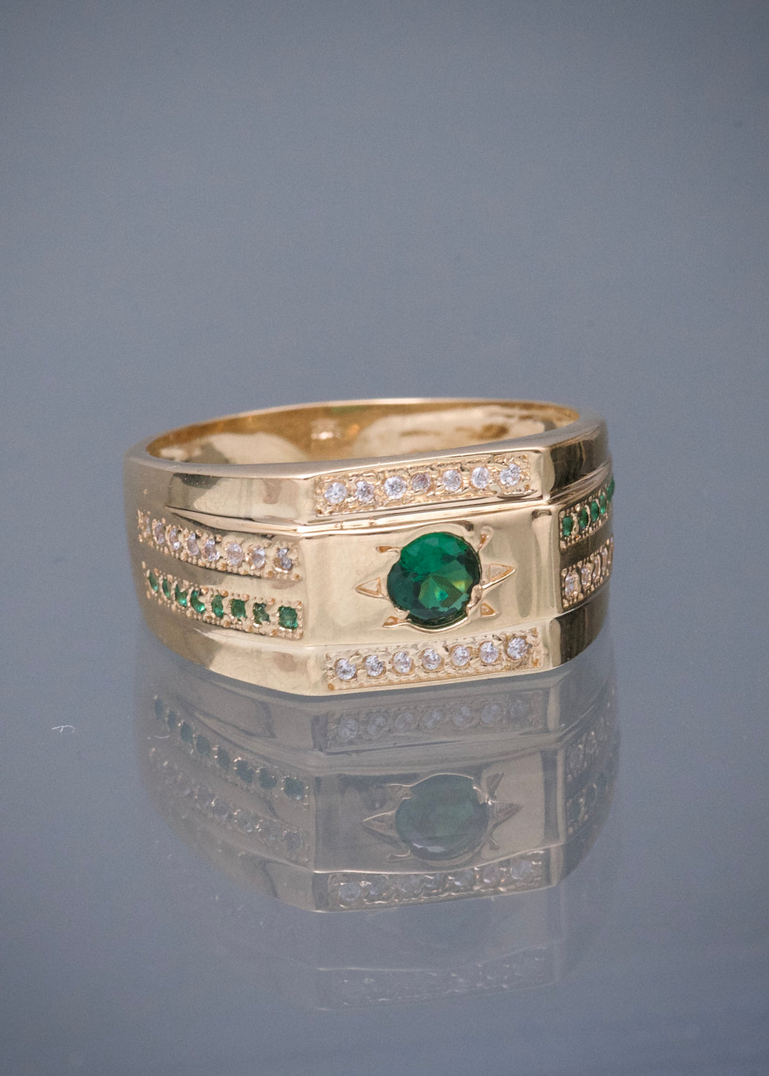 Anillo con Swarovski Verde y Blanco 6.2gr / Talla 11 — Oro Amarillo