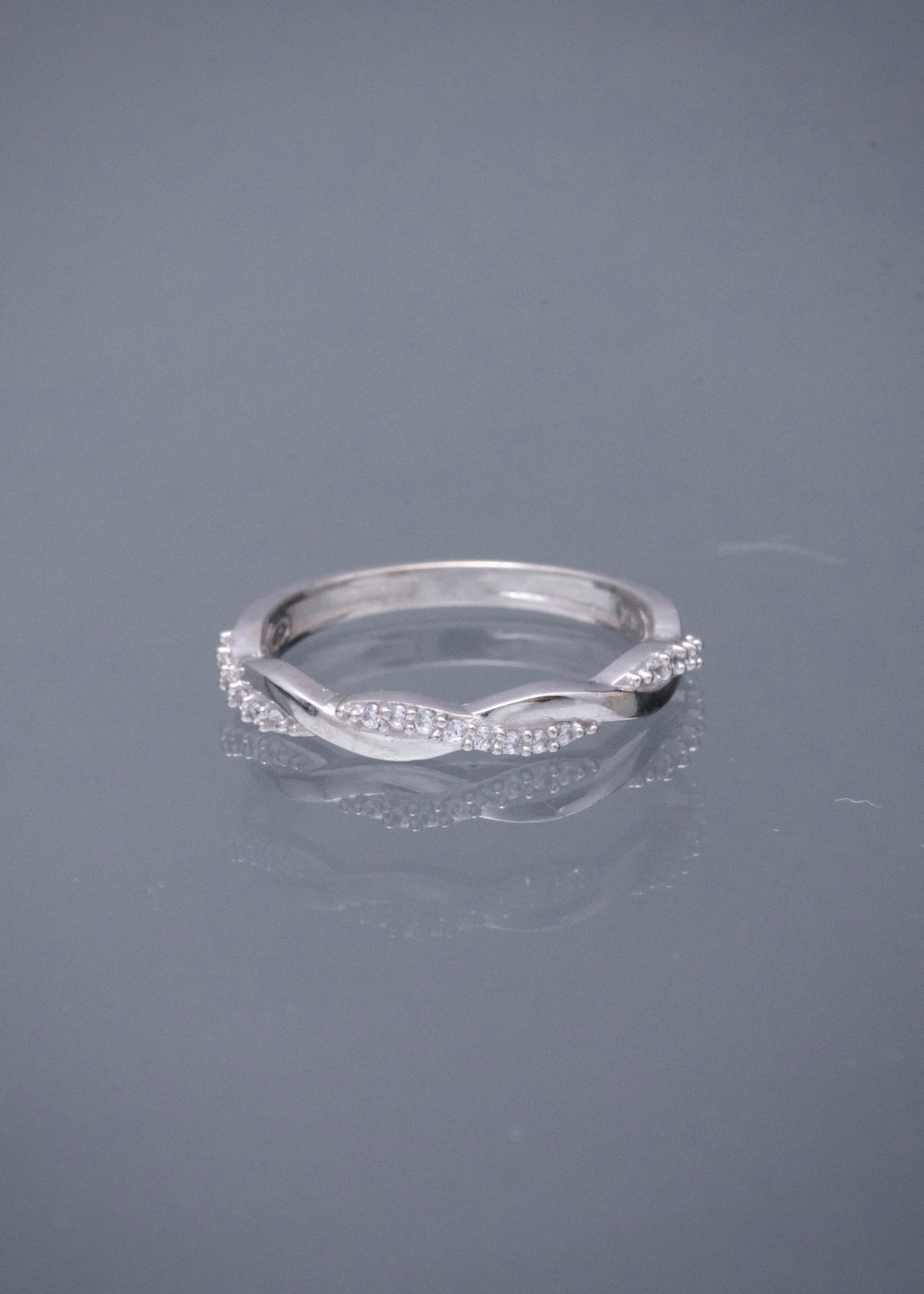 Anillo con Swarovski Blanco 1.95gr / Talla 5 1/4 — Oro Blanco