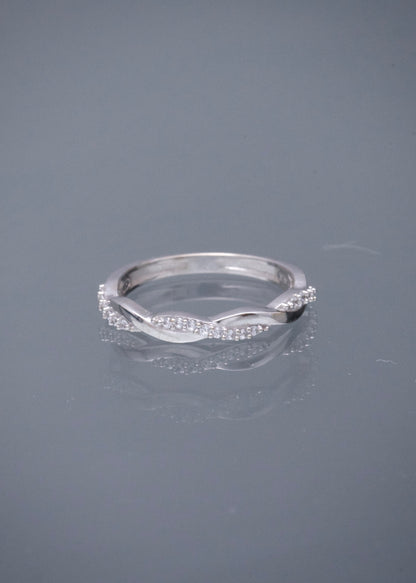 Anillo con Swarovski Blanco 1.95gr / Talla 5 1/4 — Oro Blanco