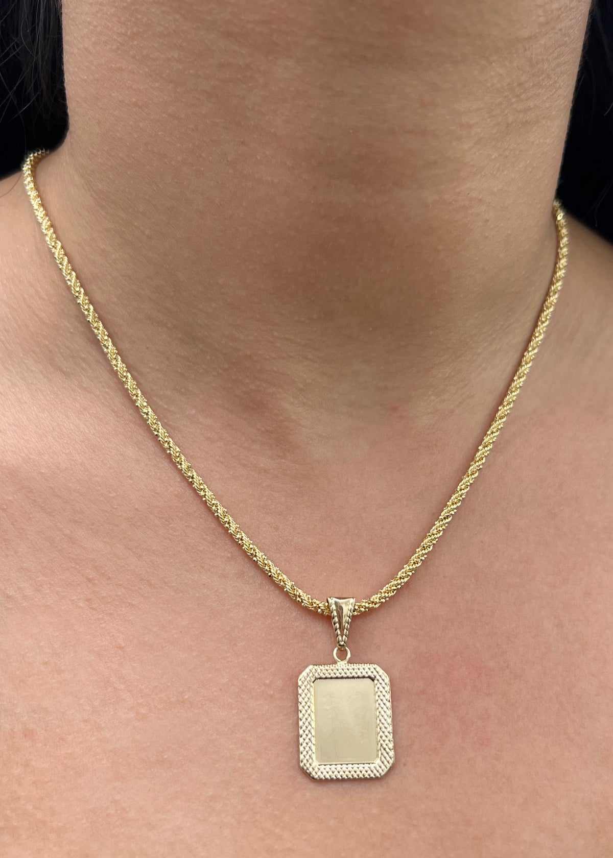 Dije Placa Diamantada 1.2gr / 3.1cm / 17mm — Oro Amarillo