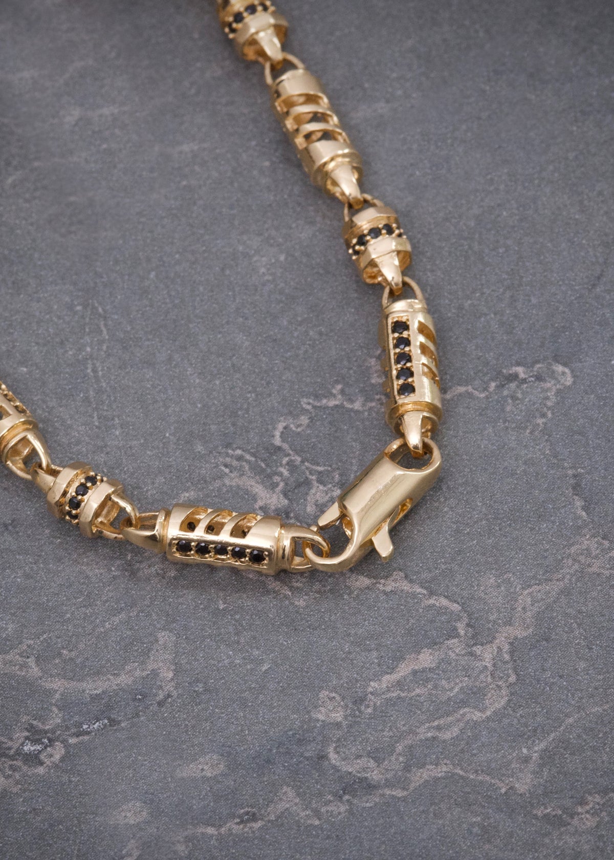 Cadena Rustica con Swarovskis Negros 46.5gr / 65cm / 4.7mm — Oro Amarillo
