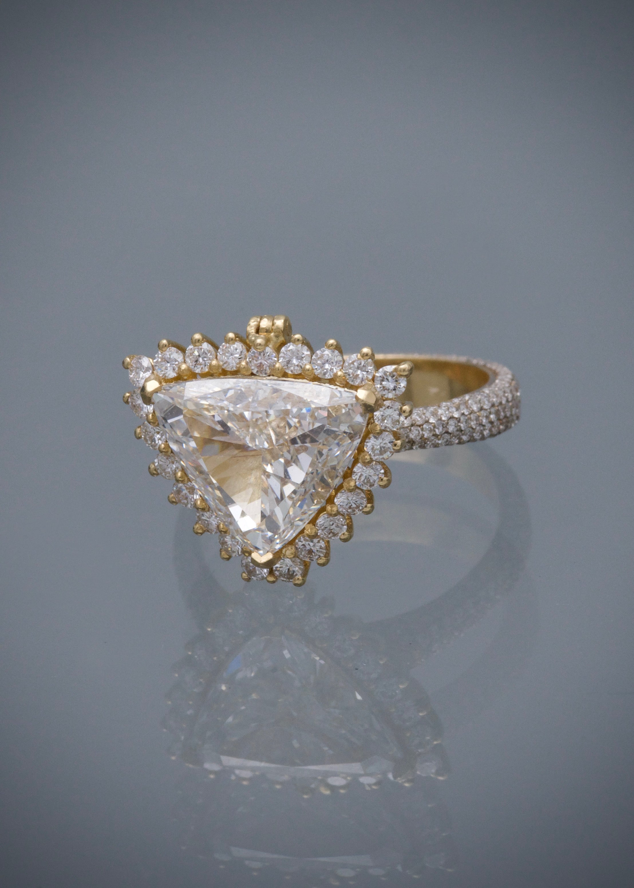 Anillo con 200pts de diamantes laterales y 307pts de diamante central 6.85gr / TALLA 7 / Oro Amarillo (Joya) M