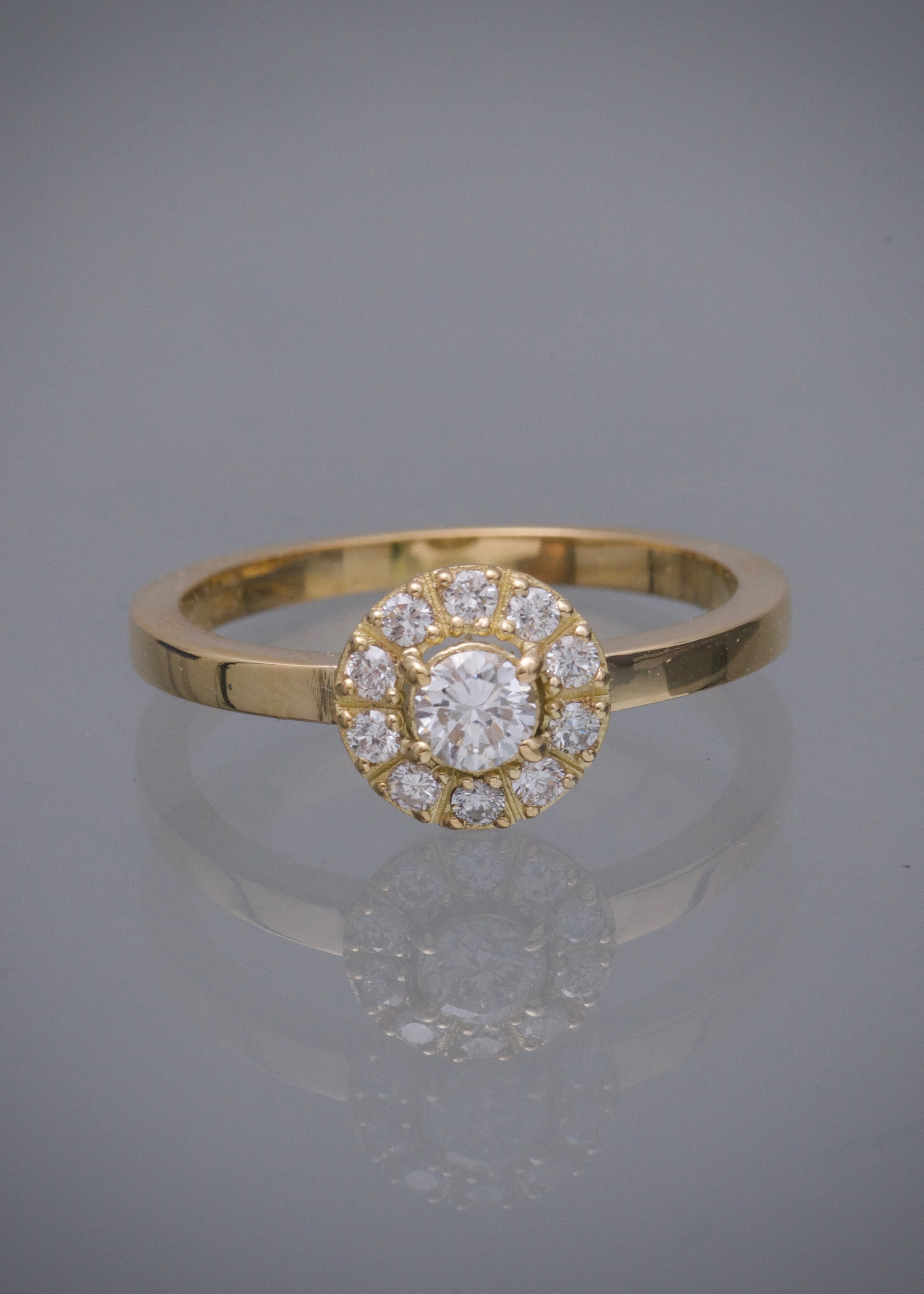 Solitario con 24pts de diamante central y 22pts de diamantes laterales 4.8gr / TALLA 8 3/4 / Oro Amarillo (Joya) M