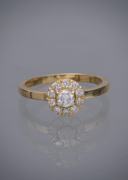 Solitario con 24pts de diamante central y 22pts de diamantes laterales 4.8gr / TALLA 8 3/4 / Oro Amarillo (Joya) M