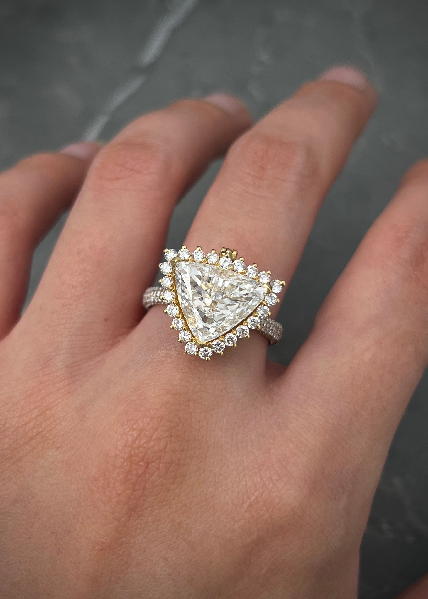 Anillo con 200pts de diamantes laterales y 307pts de diamante central 6.85gr / TALLA 7 / Oro Amarillo (Joya) M