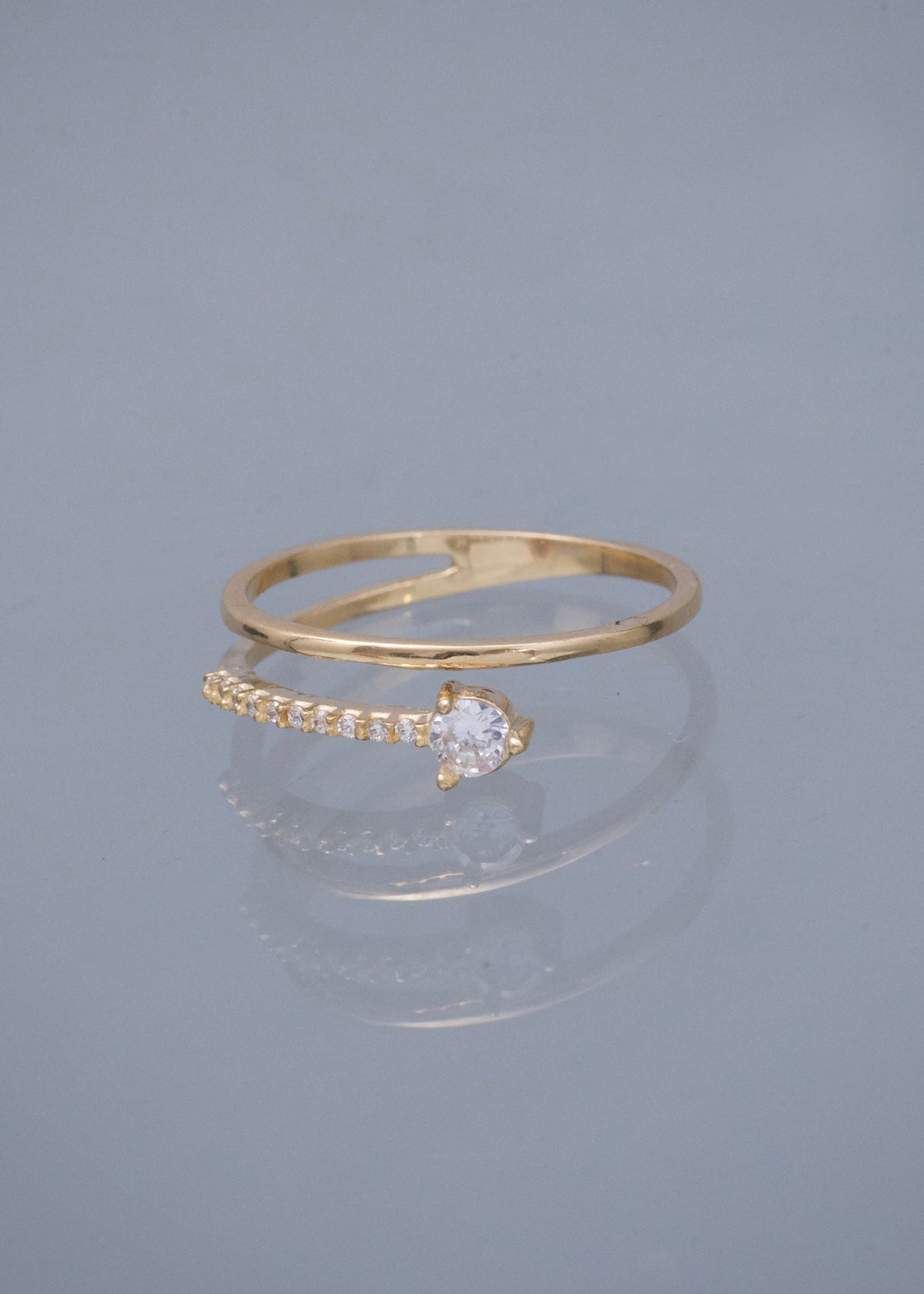 Anillo con Swarovski Blanco 1.6gr / Talla 5 1/2 — Oro Amarillo