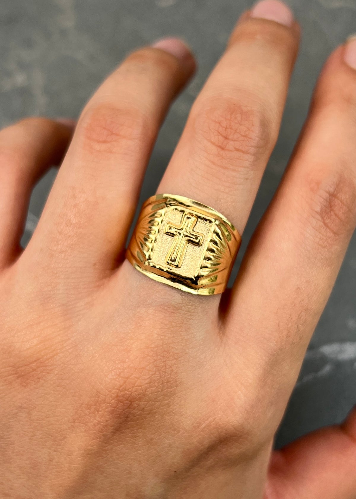 Anillo Cruz 3.3gr / Talla 8 1/4 — Oro Amarillo