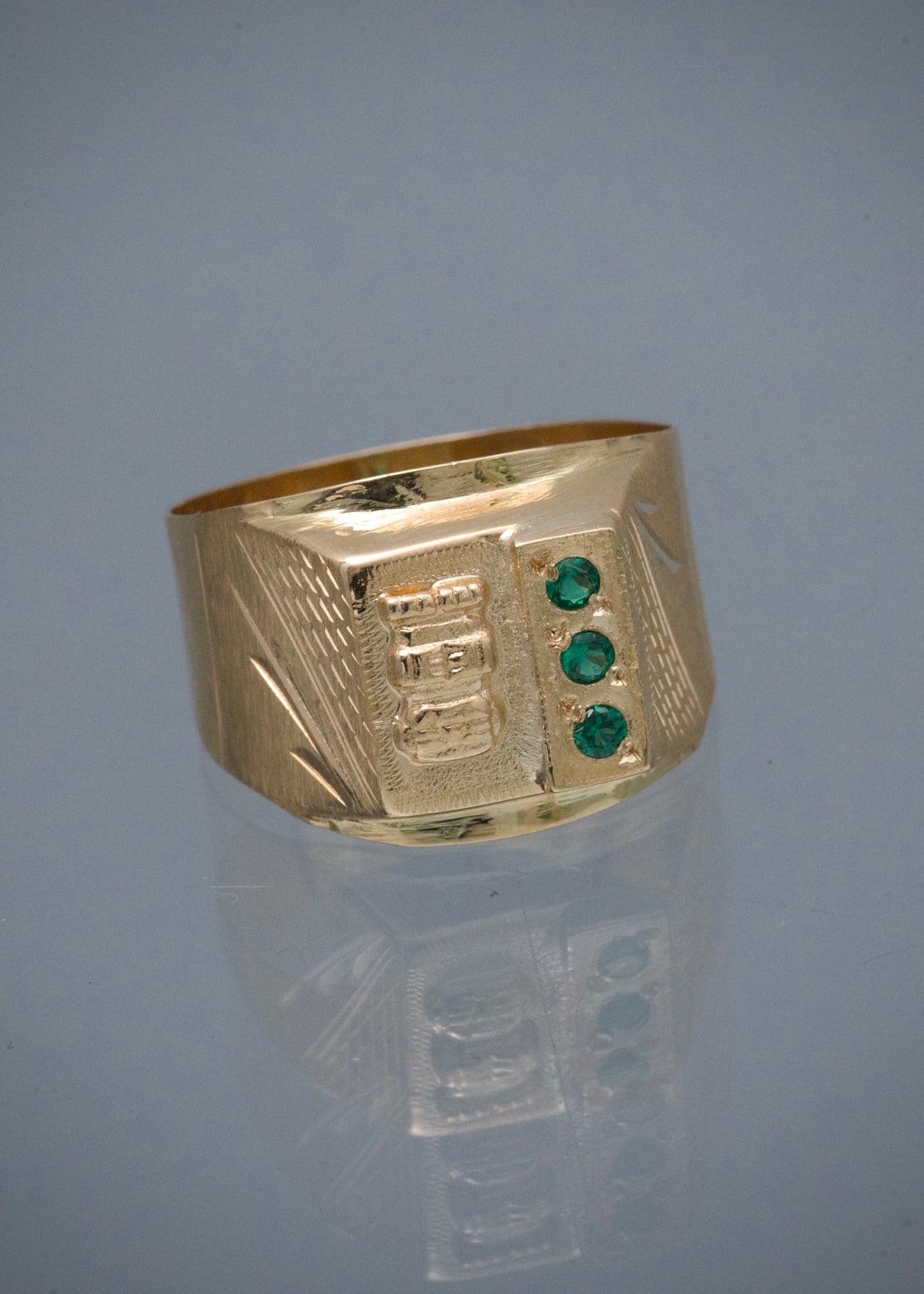 Anillo con Swarovski Verde 3.65gr / Talla 9 — Oro Amarillo