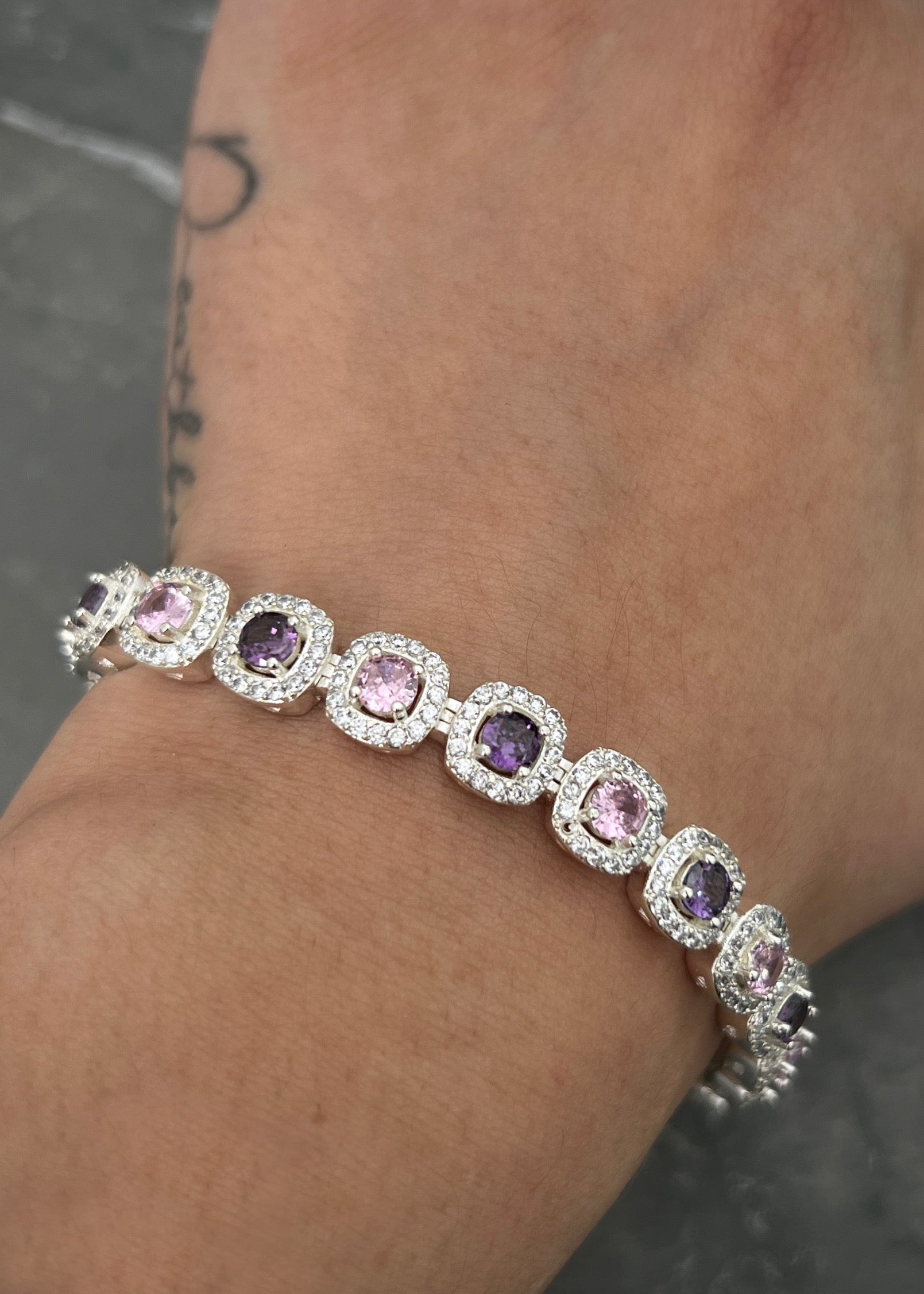 Pulso tenis con swarovski rosado y morado 22.5gr / Largo 18cm / Plata P