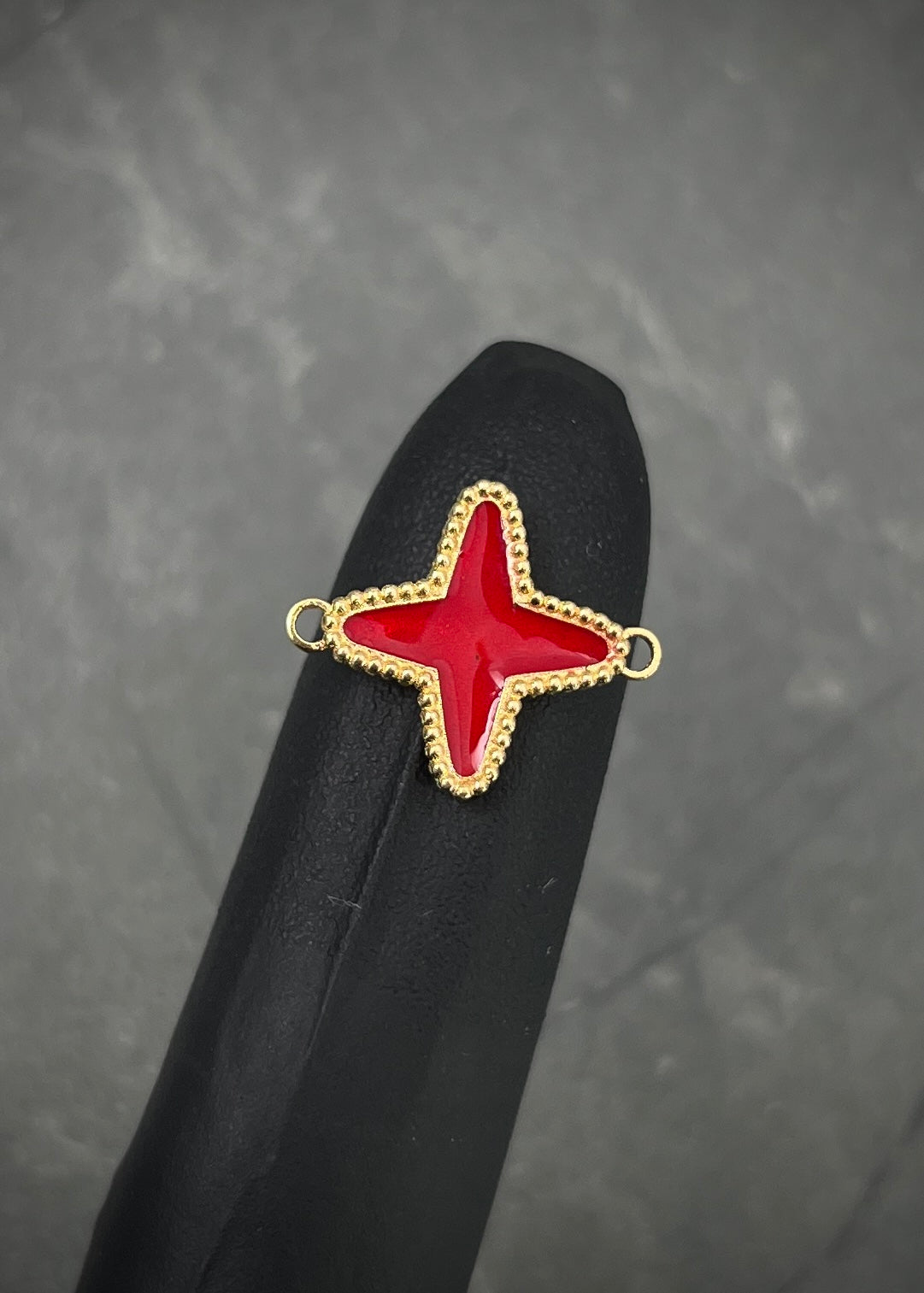 Herraje tipo lucky diamantado con resina 1.95gr / Largo 1.7cm / Oro Amarillo Nac B