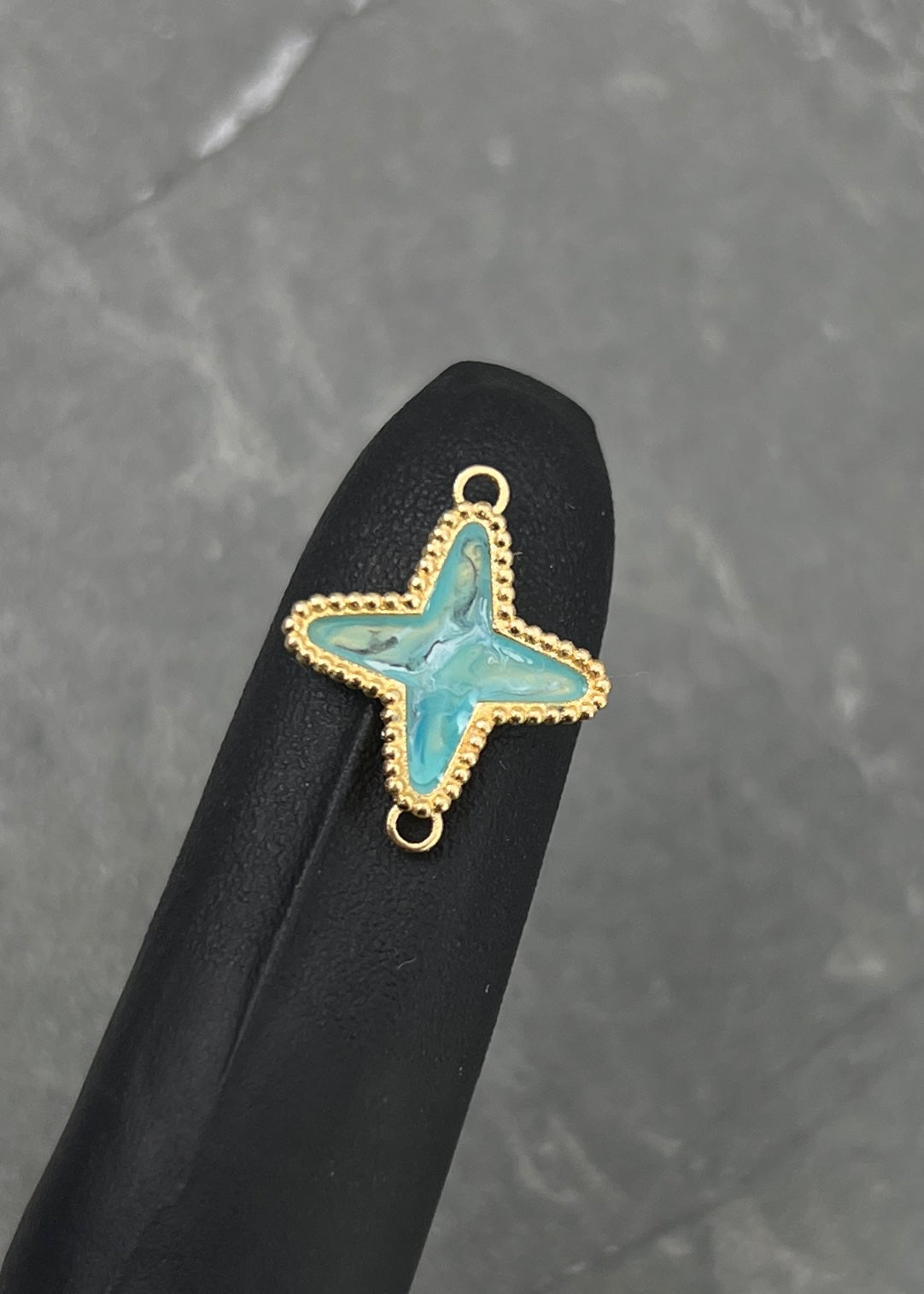 Herraje Tipo Lucky Diamantado con resina 1.95gr / Largo 1.7cm / Oro Amarillo Nac B