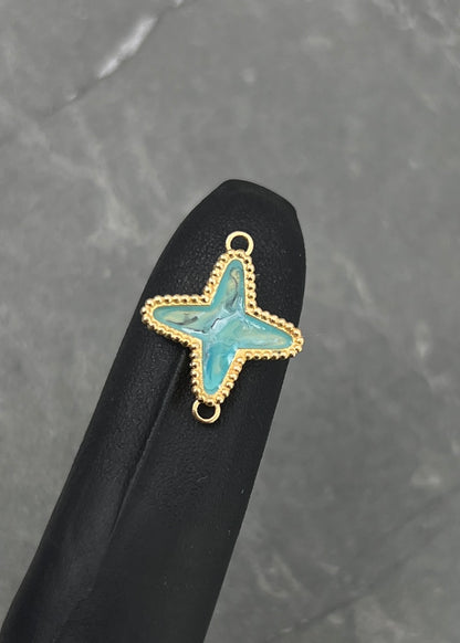 Herraje Tipo Lucky Diamantado con resina 1.95gr / Largo 1.7cm / Oro Amarillo Nac B