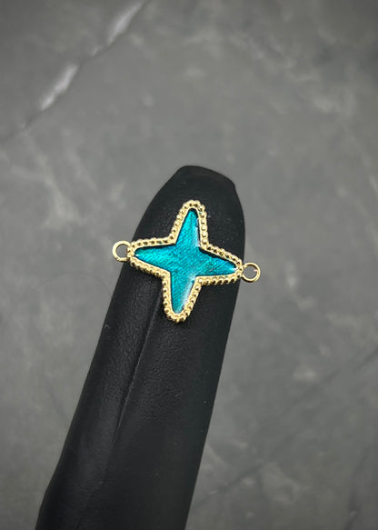 Herraje Tipo Lucky diamantado con resina 1.9gr / Largo 1.7cm — Oro Amarillo