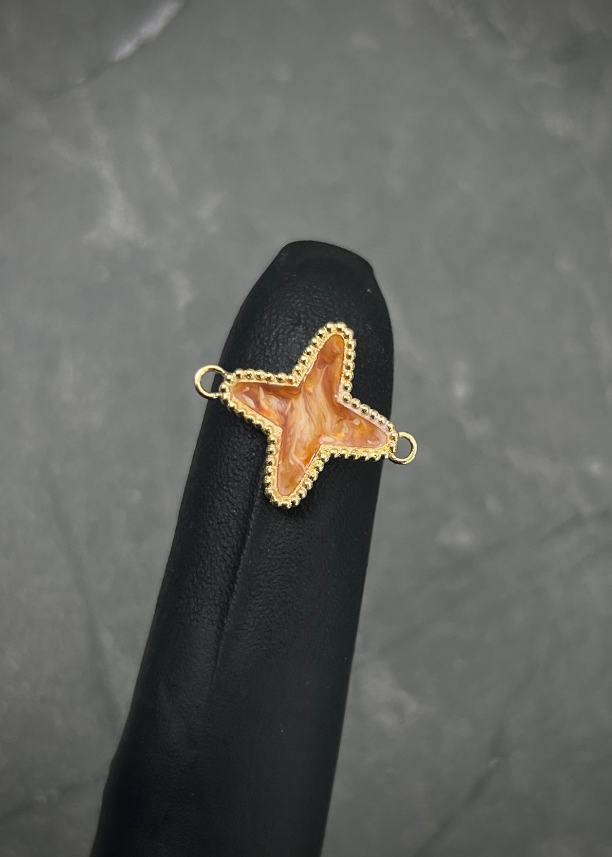 Herraje Tipo lucky diamantado con resina 1.9gr / Largo 1.7cm — Oro Amarillo
