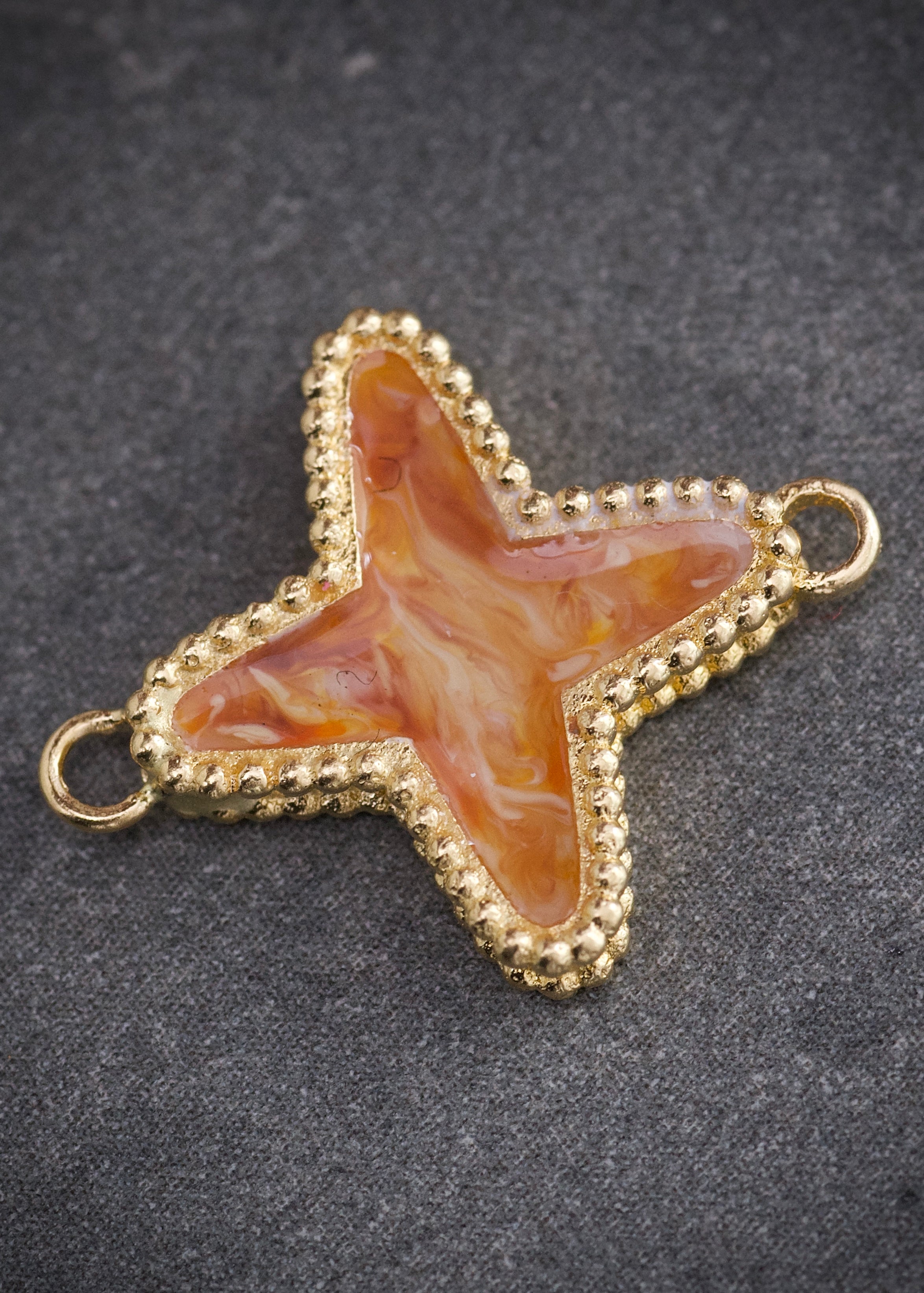 Herraje Tipo lucky diamantado con resina 1.9gr / Largo 1.7cm — Oro Amarillo