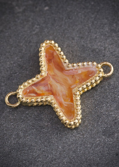 Herraje Tipo lucky diamantado con resina 1.9gr / Largo 1.7cm — Oro Amarillo