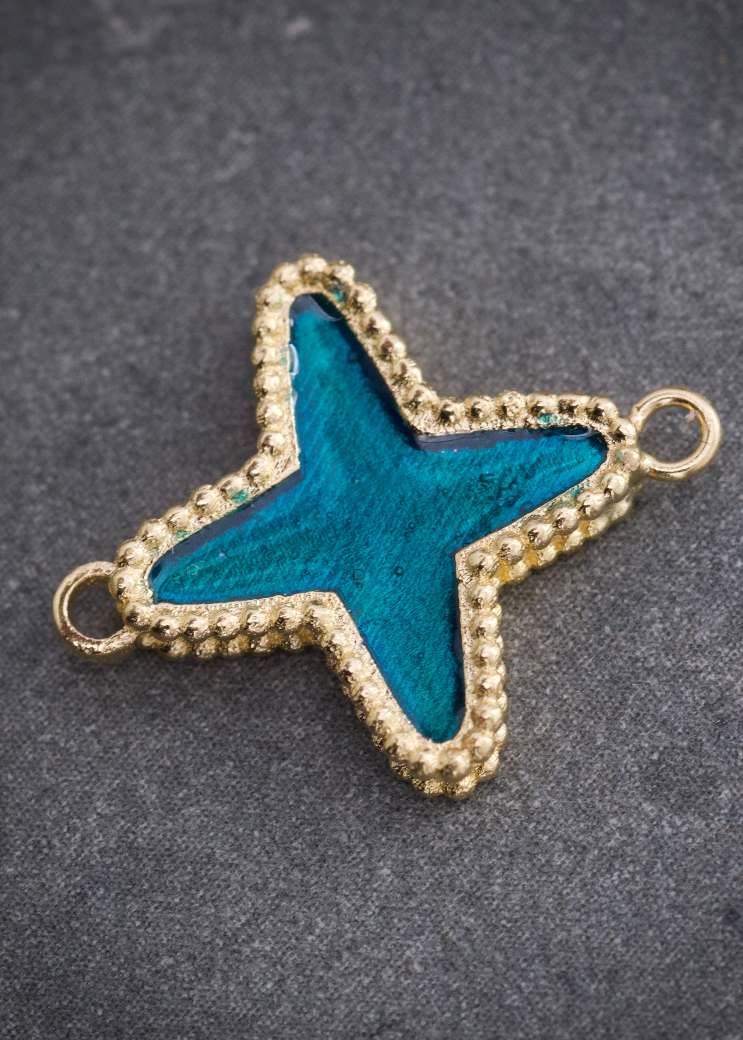 Herraje Tipo Lucky diamantado con resina 1.9gr / Largo 1.7cm — Oro Amarillo
