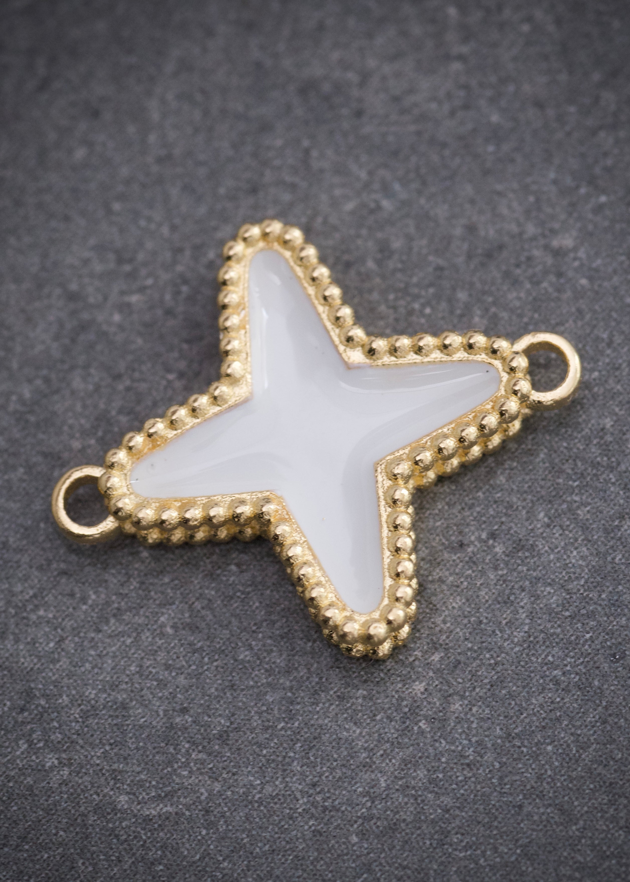 Herraje tipo lucky diamantado con resina 1.9gr / Largo 1.7cm — Oro Amarillo