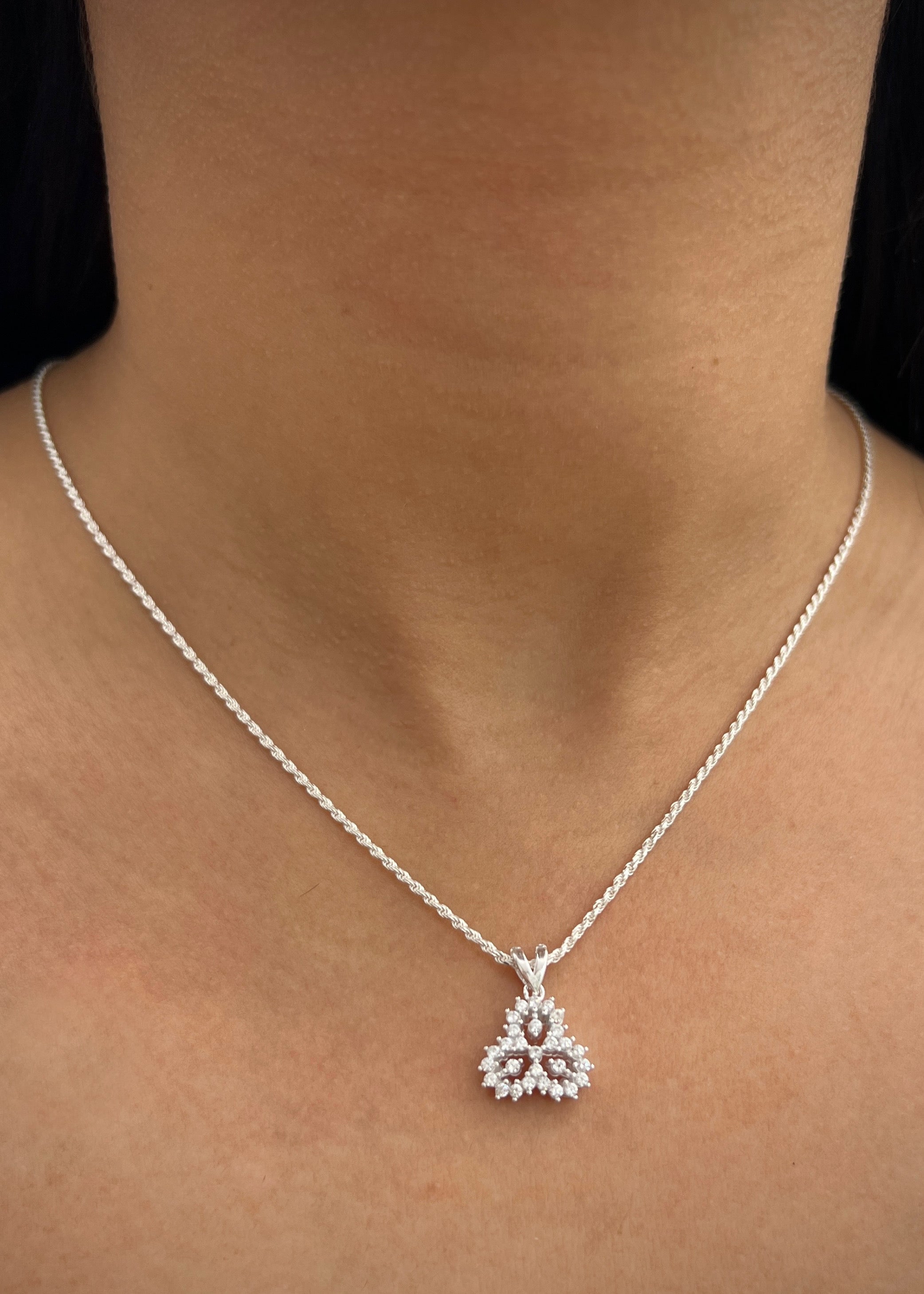 Dije con swarovski blanco 2.05gr / Largo 1.8cm / Plata B