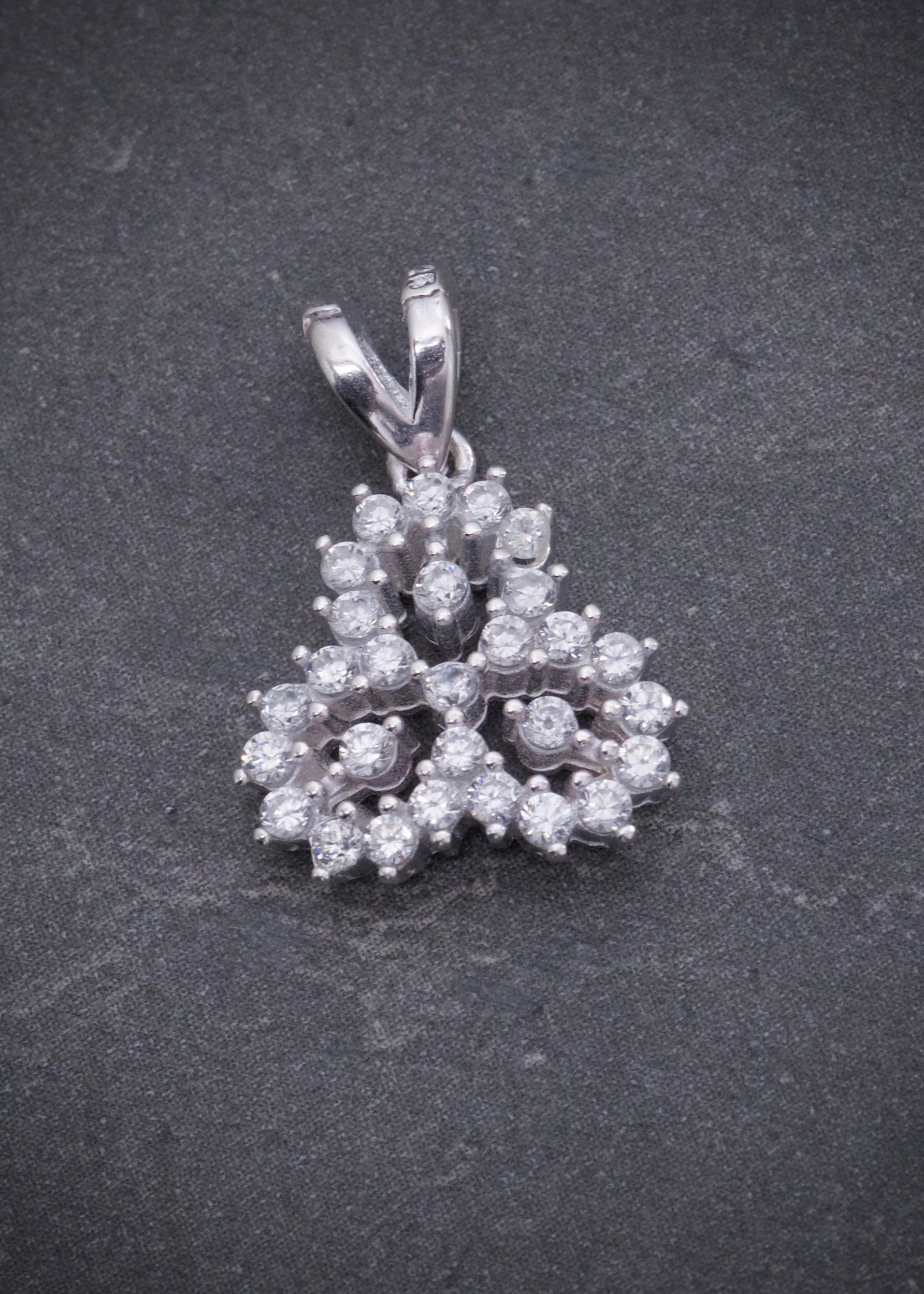 Dije con swarovski blanco 2.05gr / Largo 1.8cm / Plata B