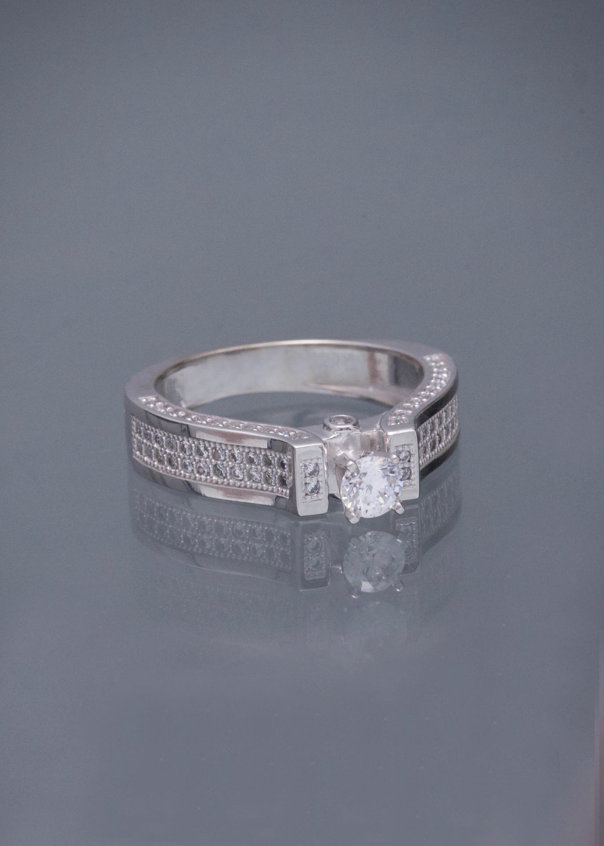 Solitario con Swarovski Blanco 5gr / Talla 6 1/4 — Oro Blanco