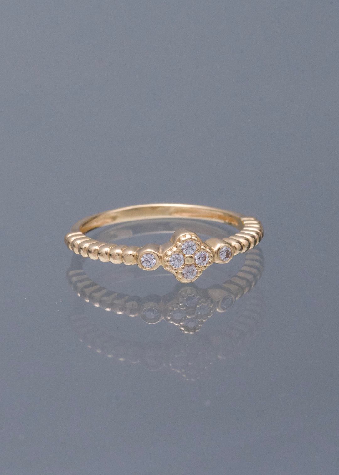 Anillo Lucky Clover con Swarovski Blanco 1.9gr / Talla 5 1/2 — Oro Amarillo