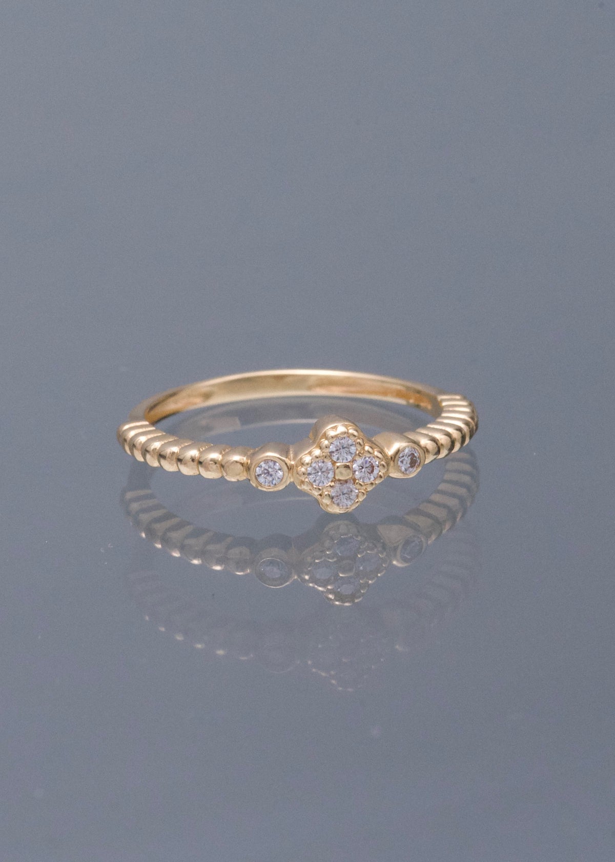 Anillo Lucky Clover con Swarovski Blanco 1.9gr / Talla 5 1/2 — Oro Amarillo