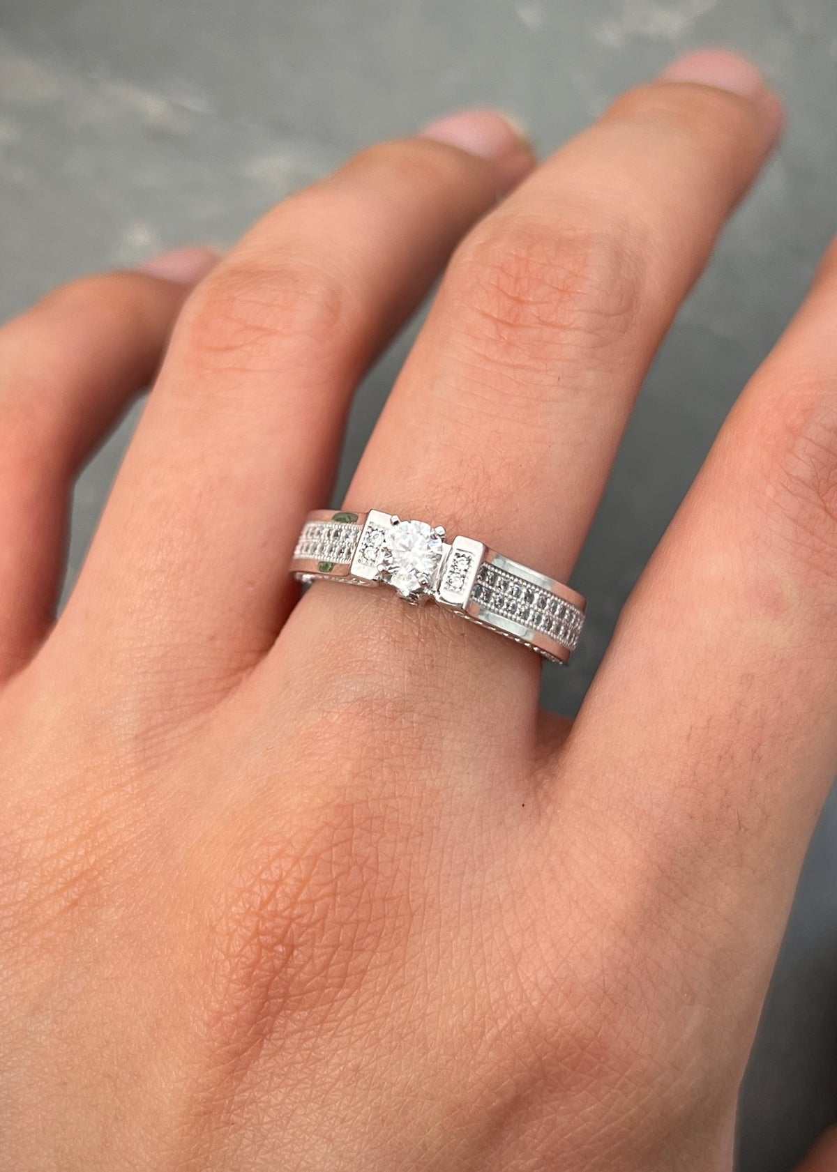 Solitario con Swarovski Blanco 5gr / Talla 6 1/4 — Oro Blanco
