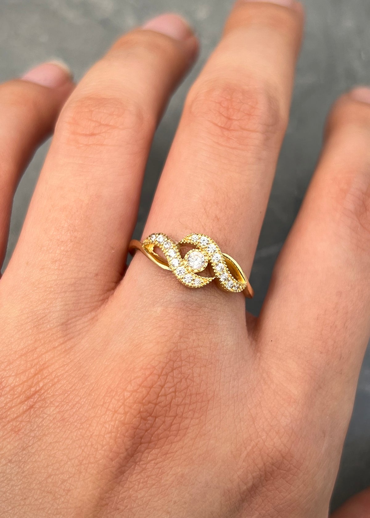 Anillo con Swarovski Blanco 2.15gr / Talla 7 1/4 — Oro Amarillo