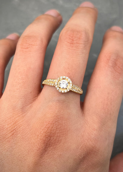 Anillo con Swarovski Blanco 2.6gr / Talla 7 — Oro Amarillo