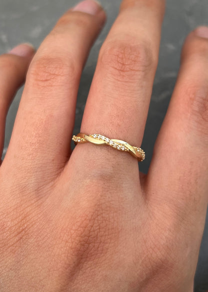 Anillo con Swarovski Blanco 1.9gr / Talla 5 1/4 — Oro Amarillo