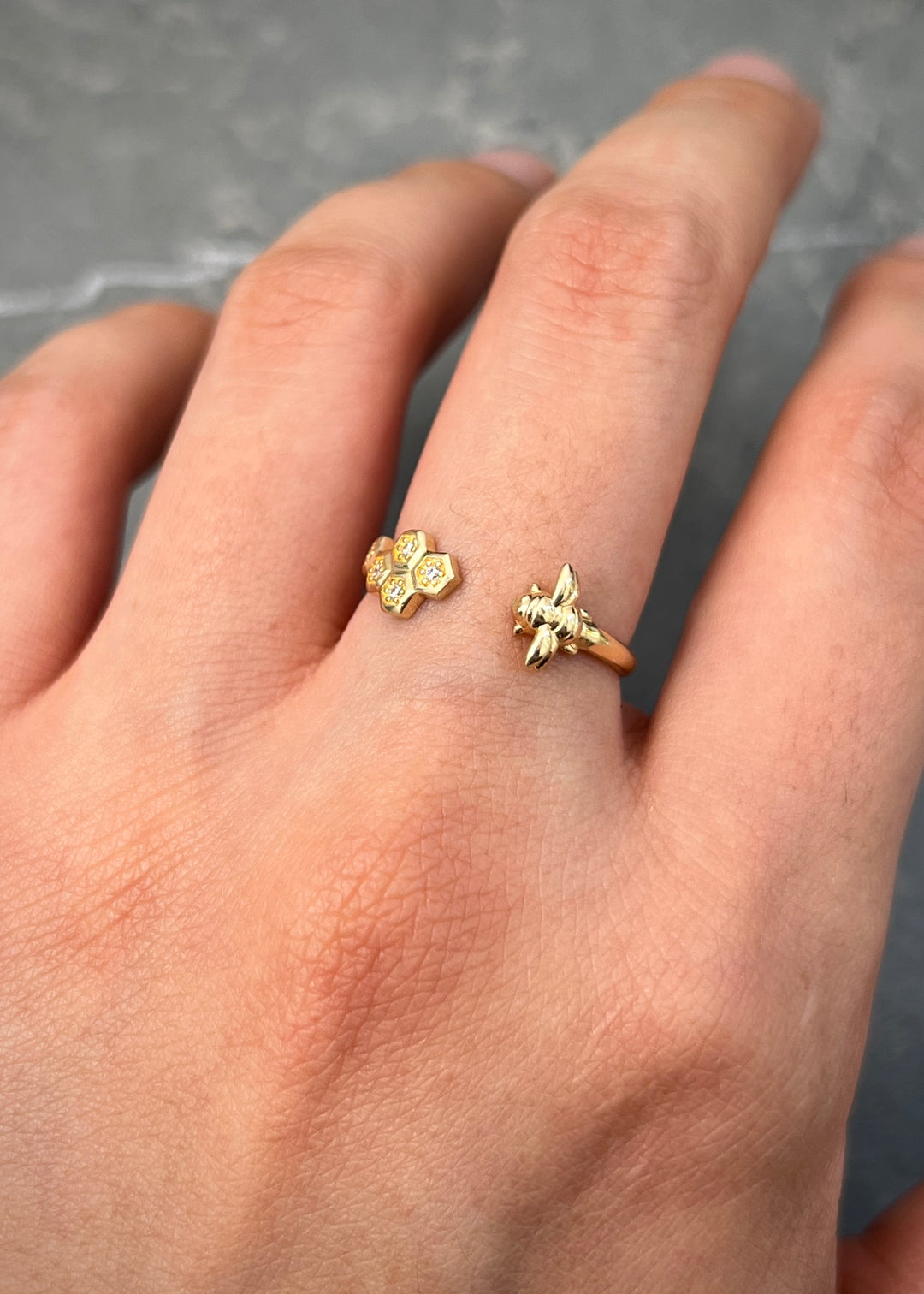 Anillo con Swarovski Blanco 1.4gr / Talla 6 — Oro Amarillo