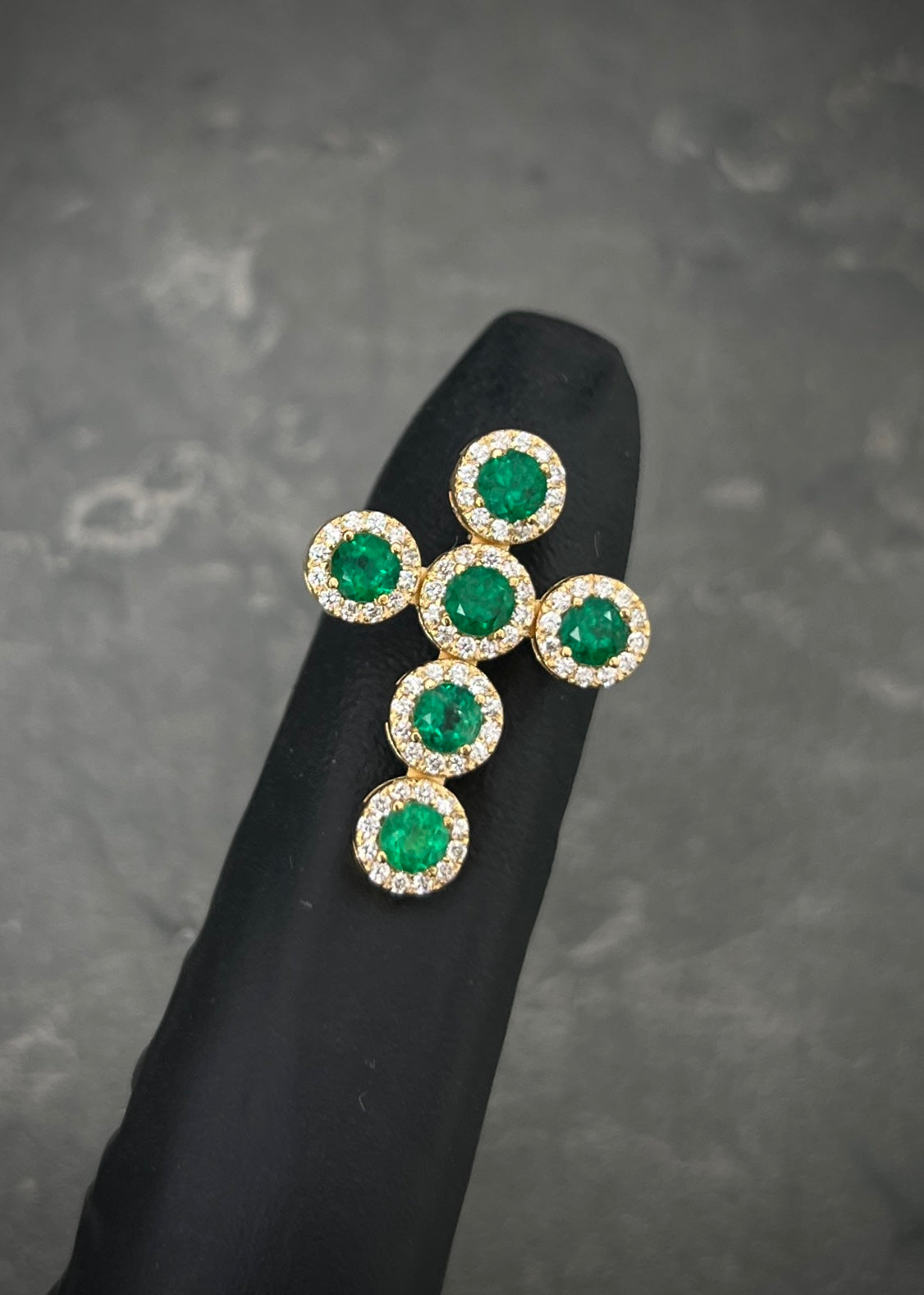 Dije cruz con 86pts de esmeralda y 30pts de diamantes 2.65gr / Largo 2.3cm / Oro Amarillo (Joya) B