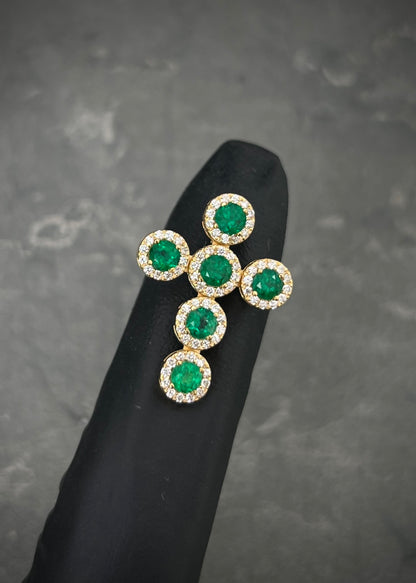 Dije cruz con 86pts de esmeralda y 30pts de diamantes 2.65gr / Largo 2.3cm / Oro Amarillo (Joya) B