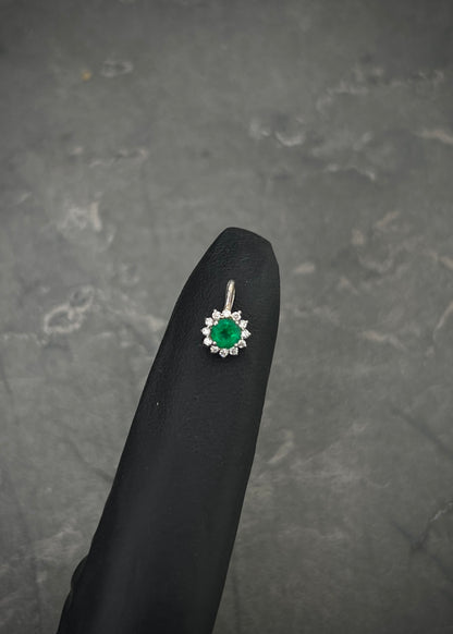 Dije con 17pts de esmeralda y 10pts de diamantes 0.4gr / Largo 1cm / Oro Blanco (Joya) M