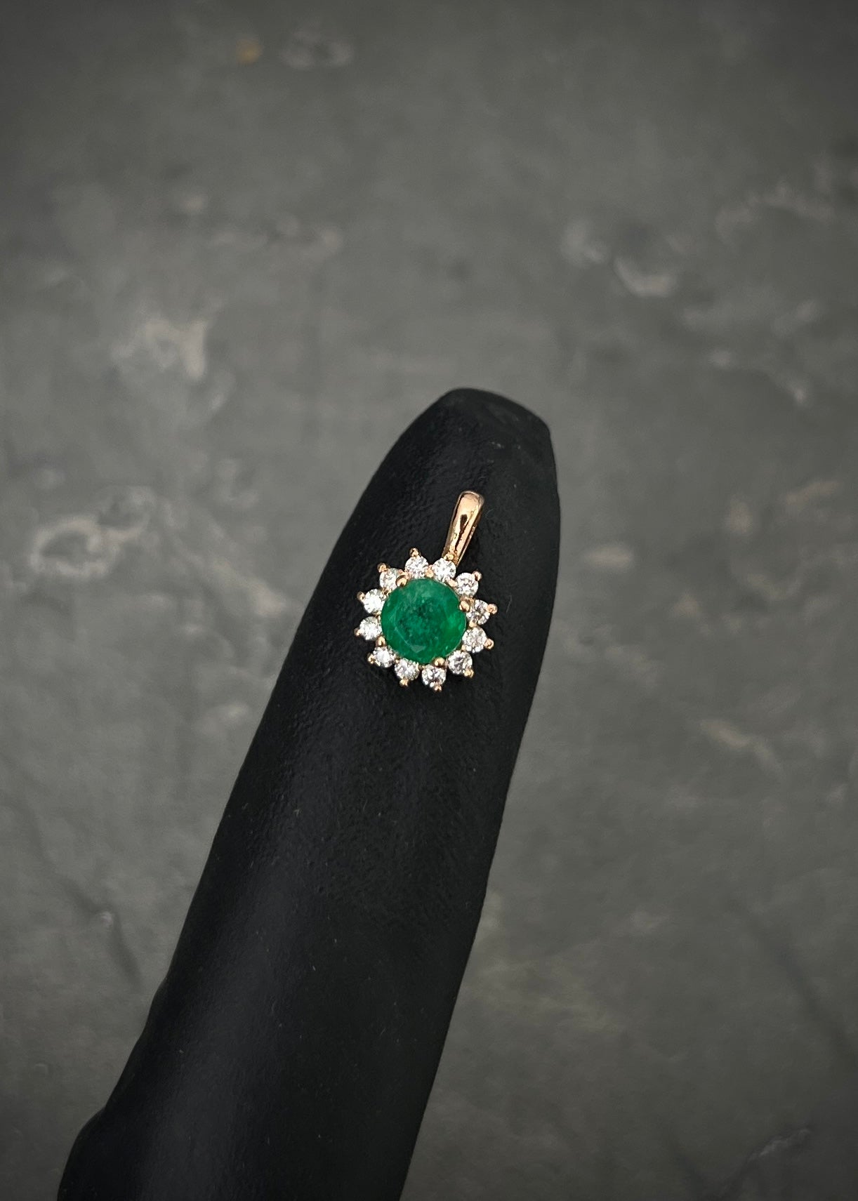 Dije flor con 43pts de esmeralda y 10pts de diamantes 0.7gr / Largo 1.1cm / Oro Rosado (Joya) P