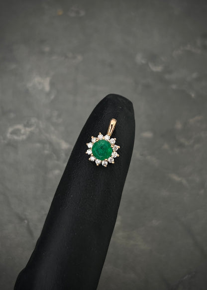 Dije flor con 43pts de esmeralda y 10pts de diamantes 0.7gr / Largo 1.1cm / Oro Rosado (Joya) P