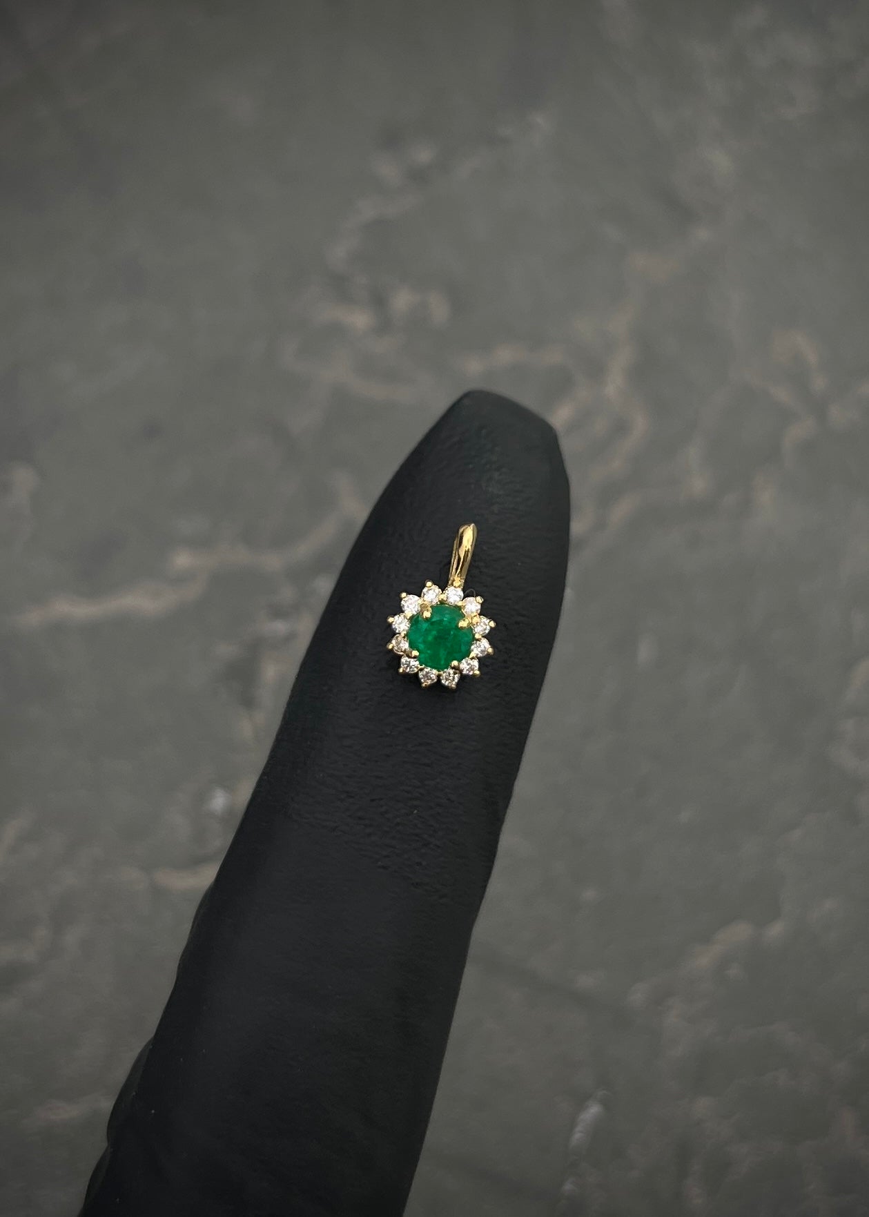 Dije con 18pts de esmeralda y 10pts de diamantes 0.45gr / Largo 1cm / Oro Amarillo (Joya) M