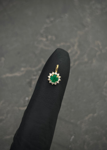 Dije con 15pts de esmeralda y 10pts de diamantes 0.45gr / Largo 1cm / Oro Amarillo (Joya) B