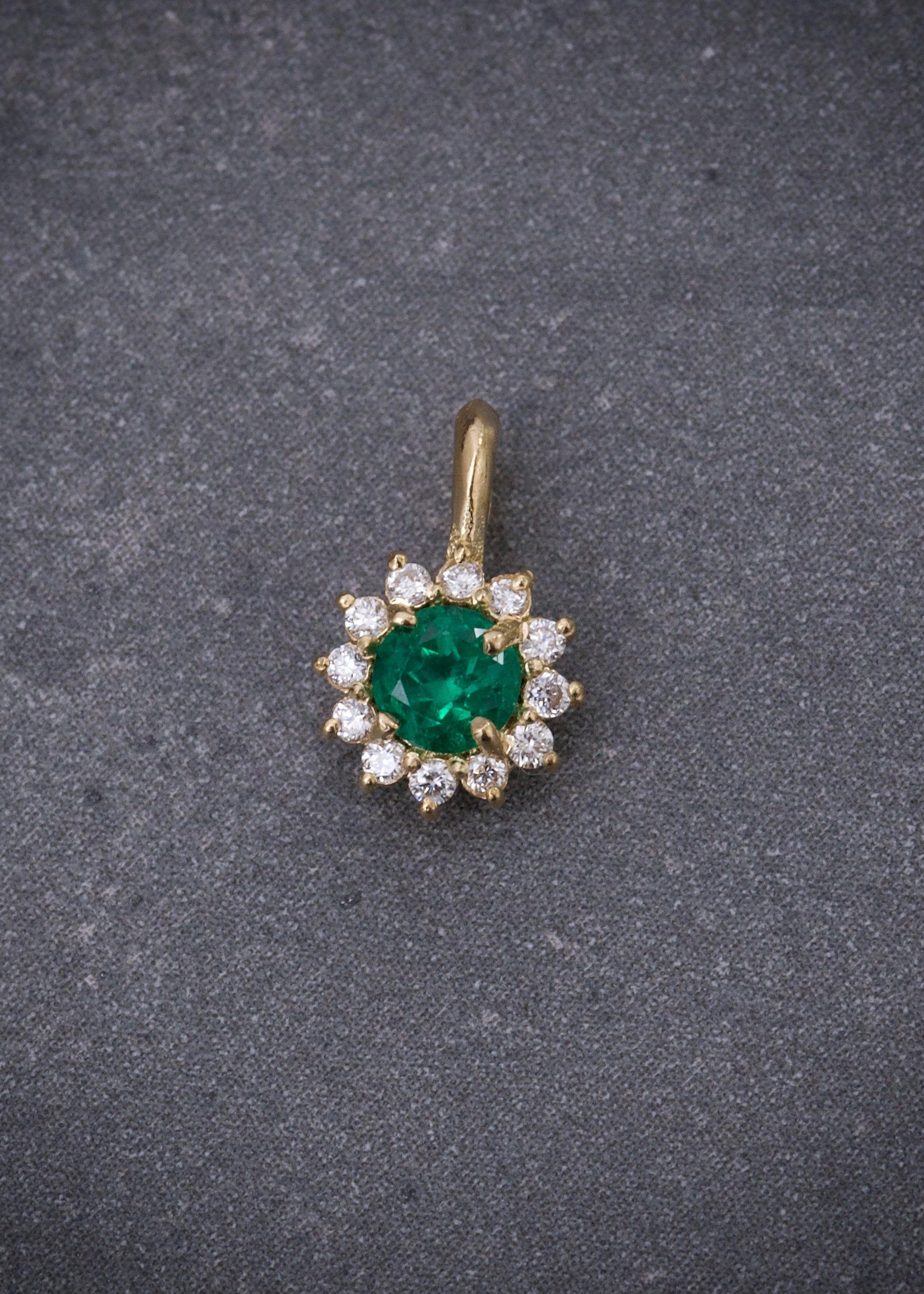 Dije con 15pts de esmeralda y 10pts de diamantes 0.45gr / Largo 1cm / Oro Amarillo (Joya) B