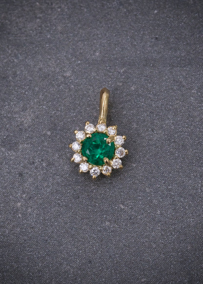 Dije con 14pts de esmeralda y 10pts de diamantes 0.4gr / Largo 1cm / Oro Amarillo (Joya) M