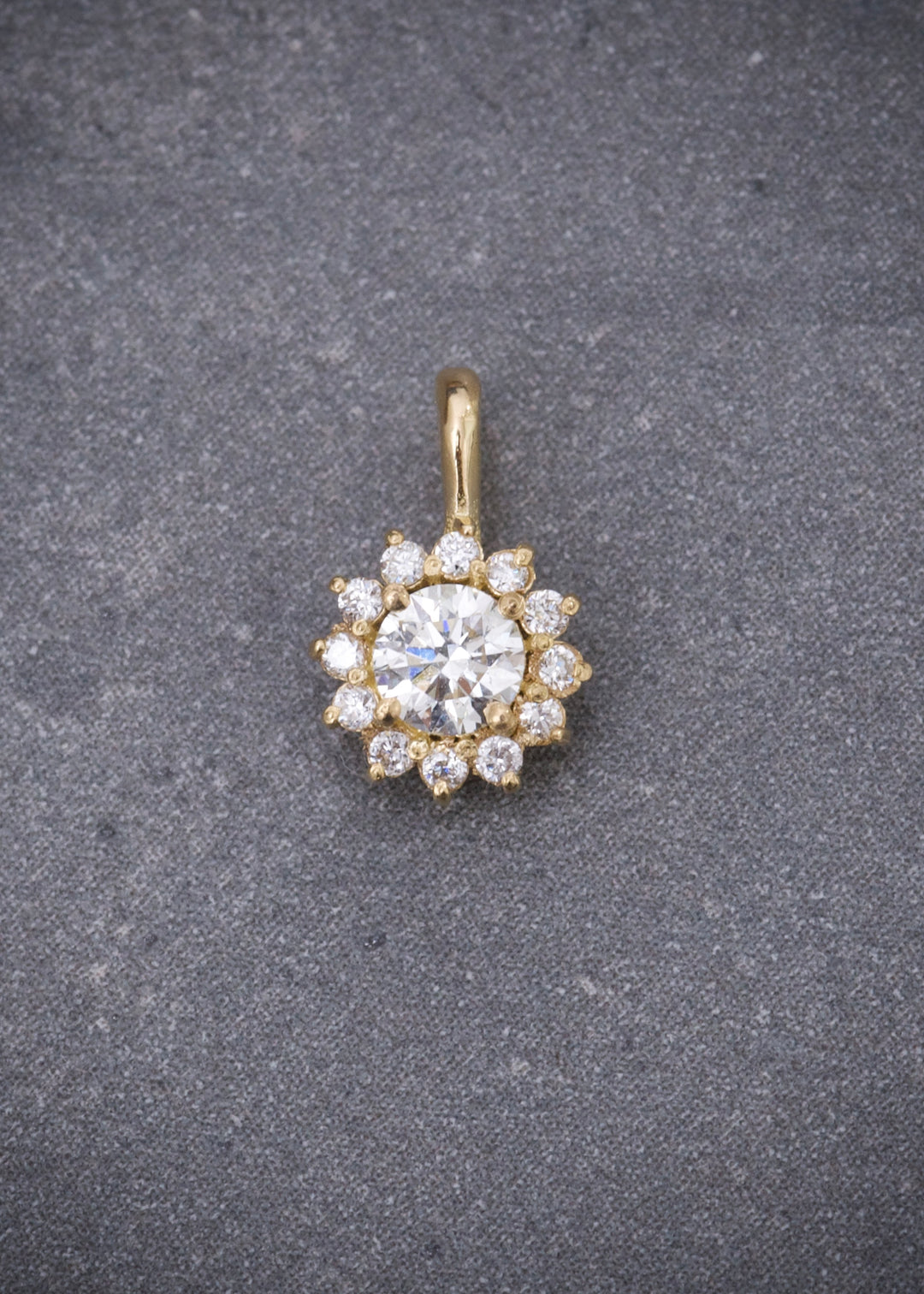 Dije con 28pts de diamantes 0.55gr / Largo 1cm — Oro Amarillo