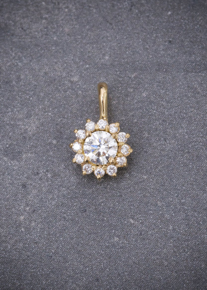 Dije con 28pts de diamantes 0.55gr / Largo 1cm / Oro Amarillo (Joya) M