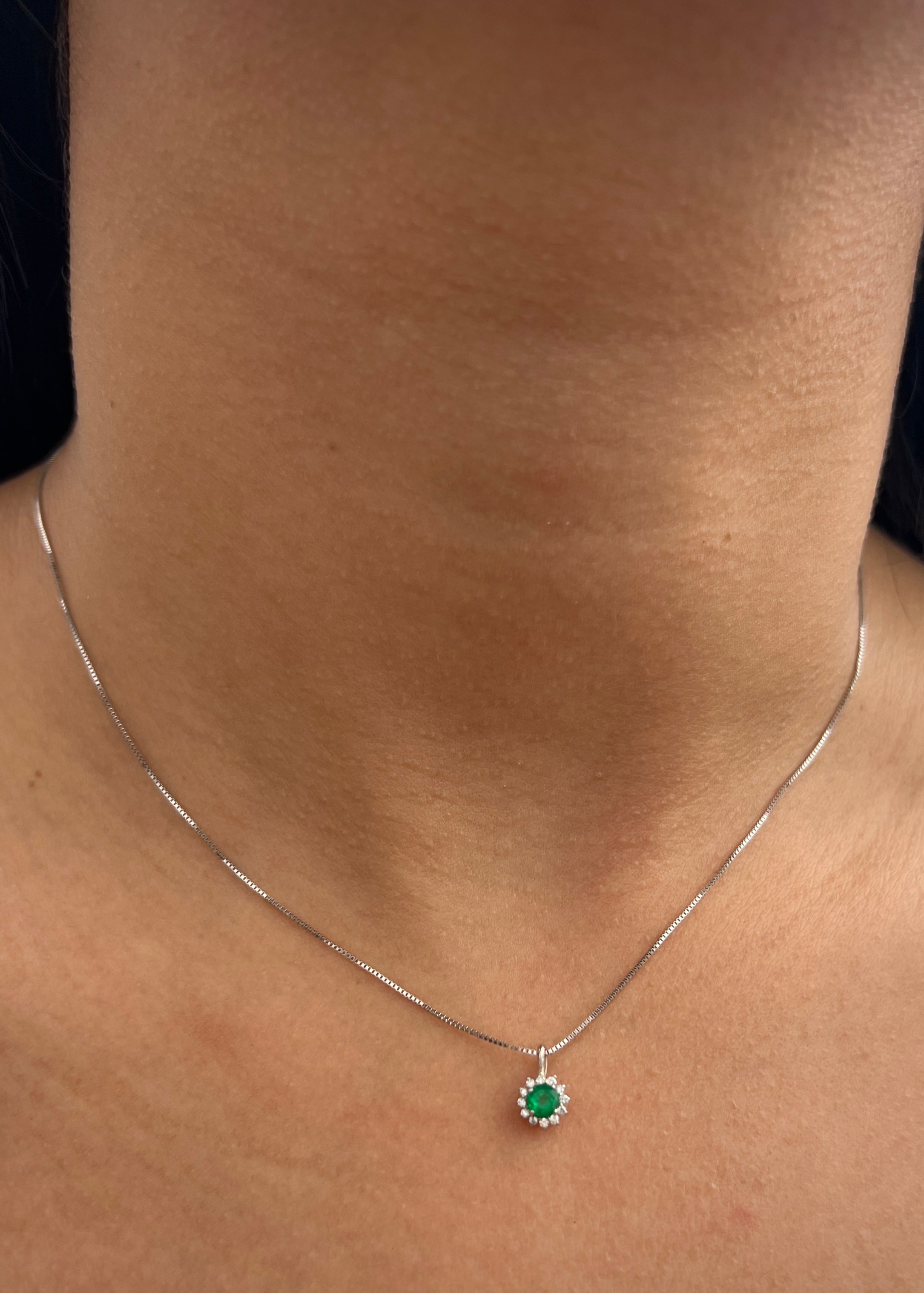 Dije con 17pts de esmeralda y 10pts de diamantes 0.4gr / Largo 1cm / Oro Blanco (Joya) M