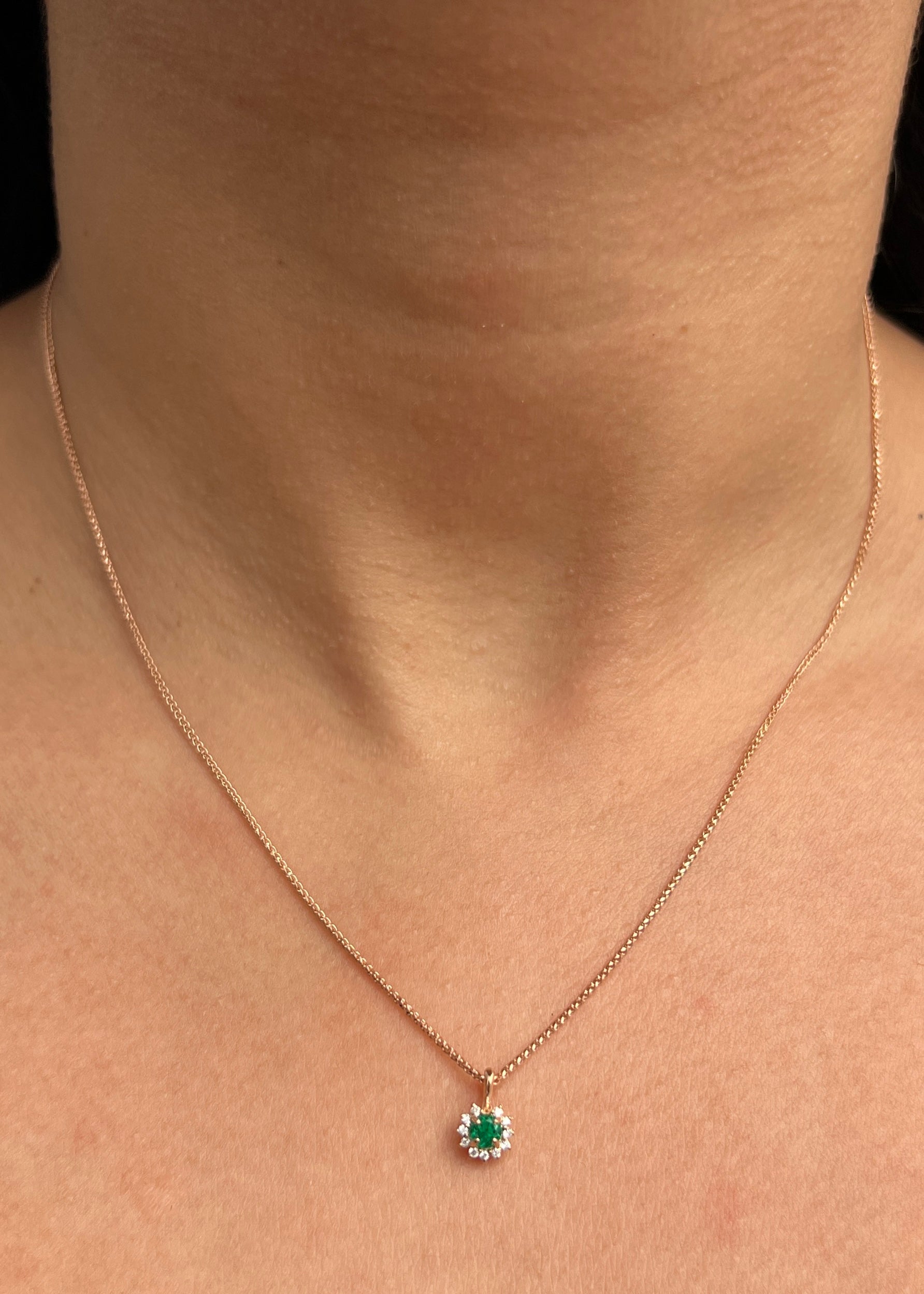 Dije con 19pts de esmeralda y 10pts de diamantes 0.45gr / Largo 1cm / Oro Rosado (Joya) B