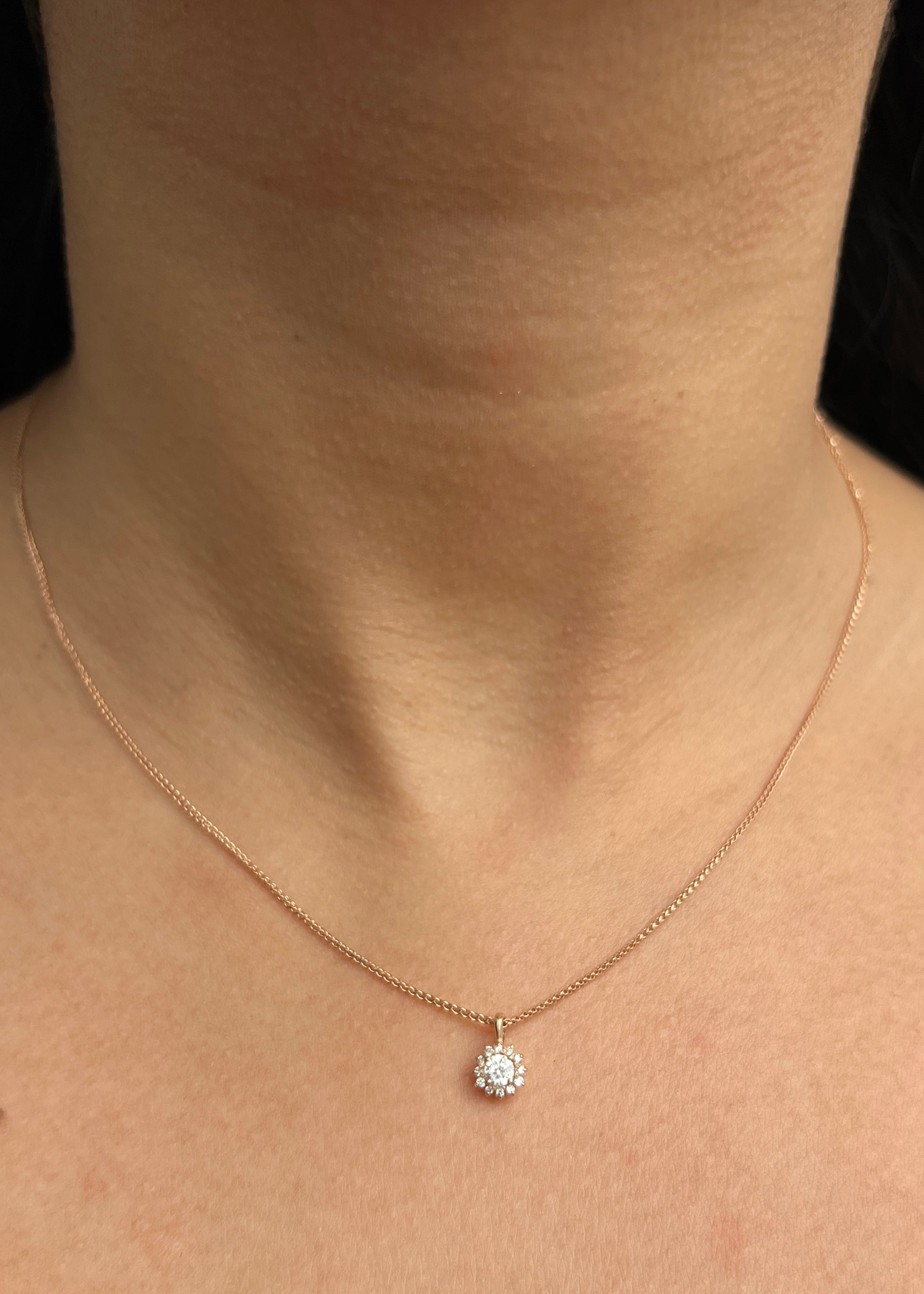 Dije Con 21pts de Diamante central y 10pts de diamantes laterales 0.45gr / Largo 1cm / Oro Rosado (Joya) B