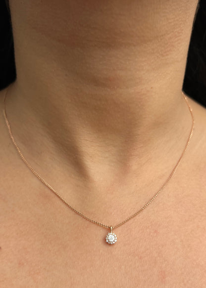 Dije Con 21pts de Diamante central y 10pts de diamantes laterales 0.45gr / Largo 1cm / Oro Rosado (Joya) B