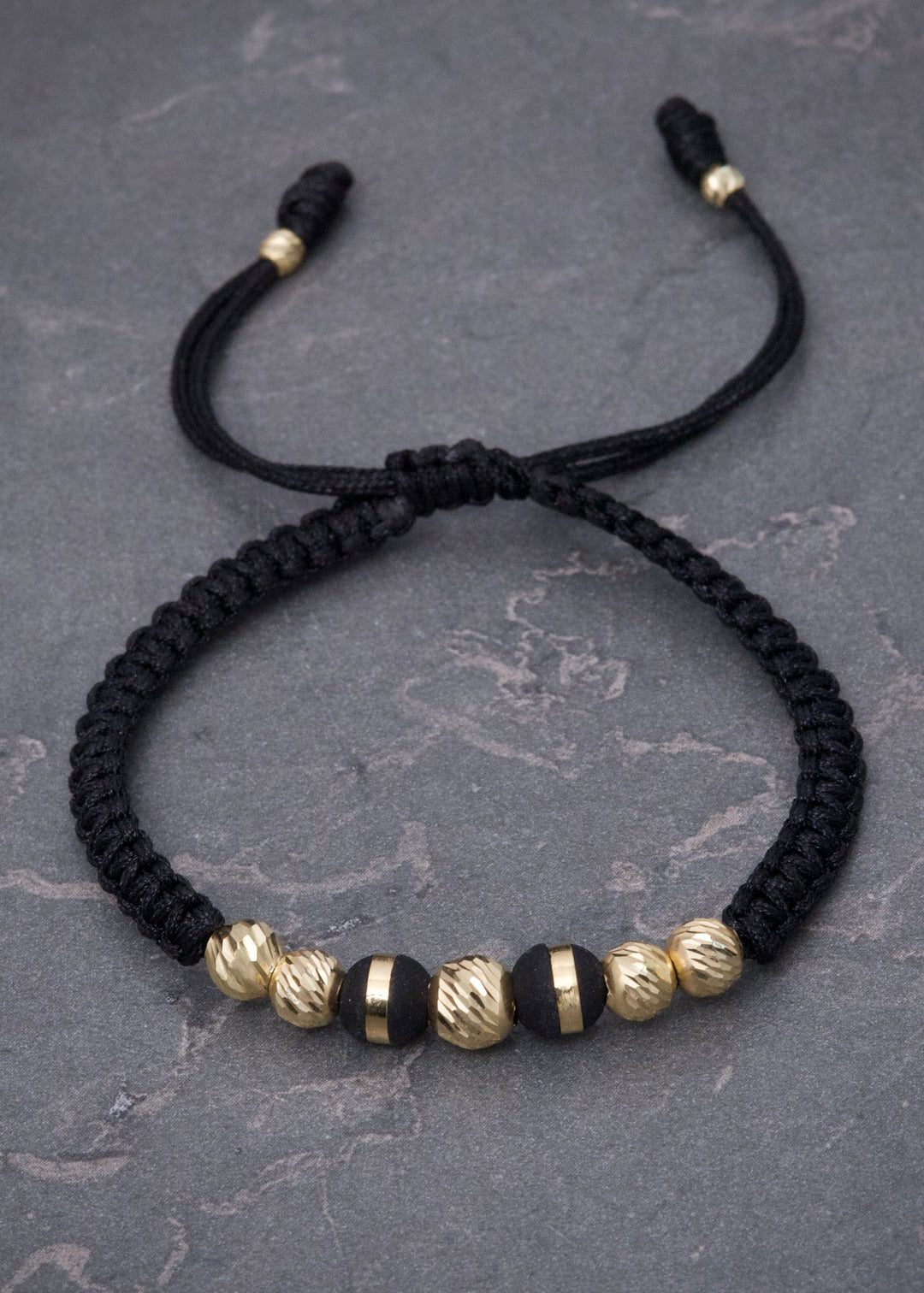 Pulsera en Hilo Negro con Bolas Diamantadas y Neoros 0.8gr — Oro Amarillo